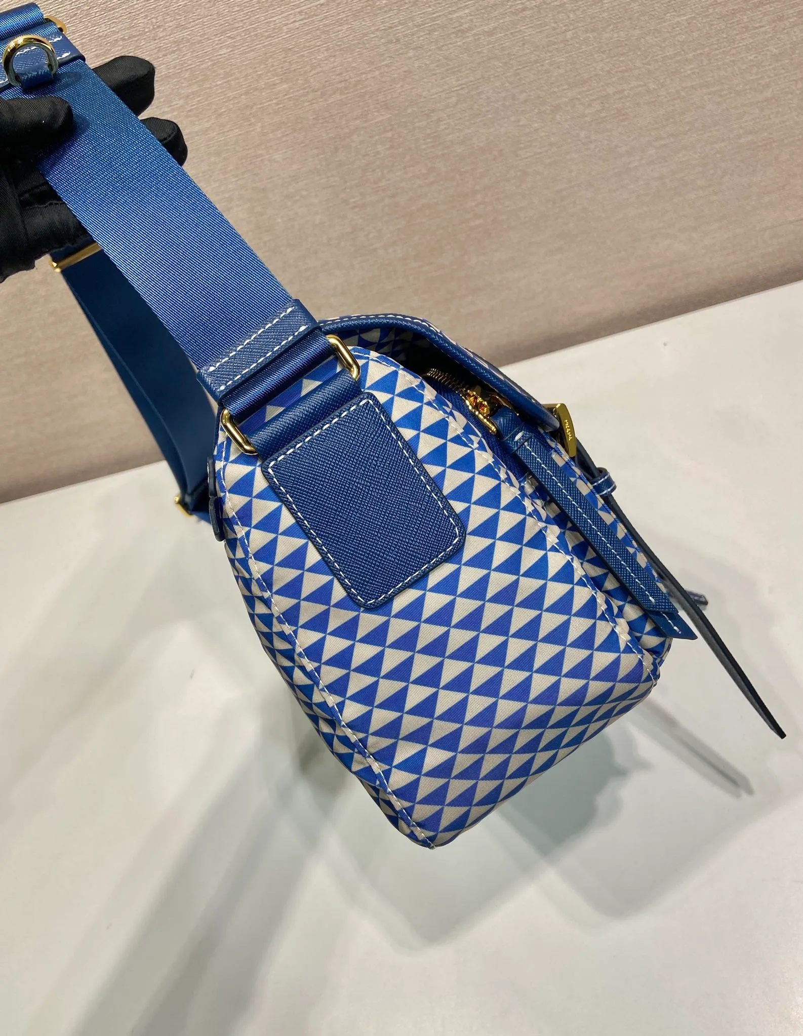 💰1320🎉New Symbole🎉1BD383 Messenger Bag🎉 This messenger bag is made of fabric-printed nylon fabric with cross-grain cowhide. The color is eye-catching, and the print on the bag is composed of classic triangles, which is very eye-catching and has a large space. She is so beautiful😘, beauties, hurry up and get it, it is a must-have in spring and summer👏👏 Length 25x height 19.5x base 11cm🎉🎉🎉💰💰💰