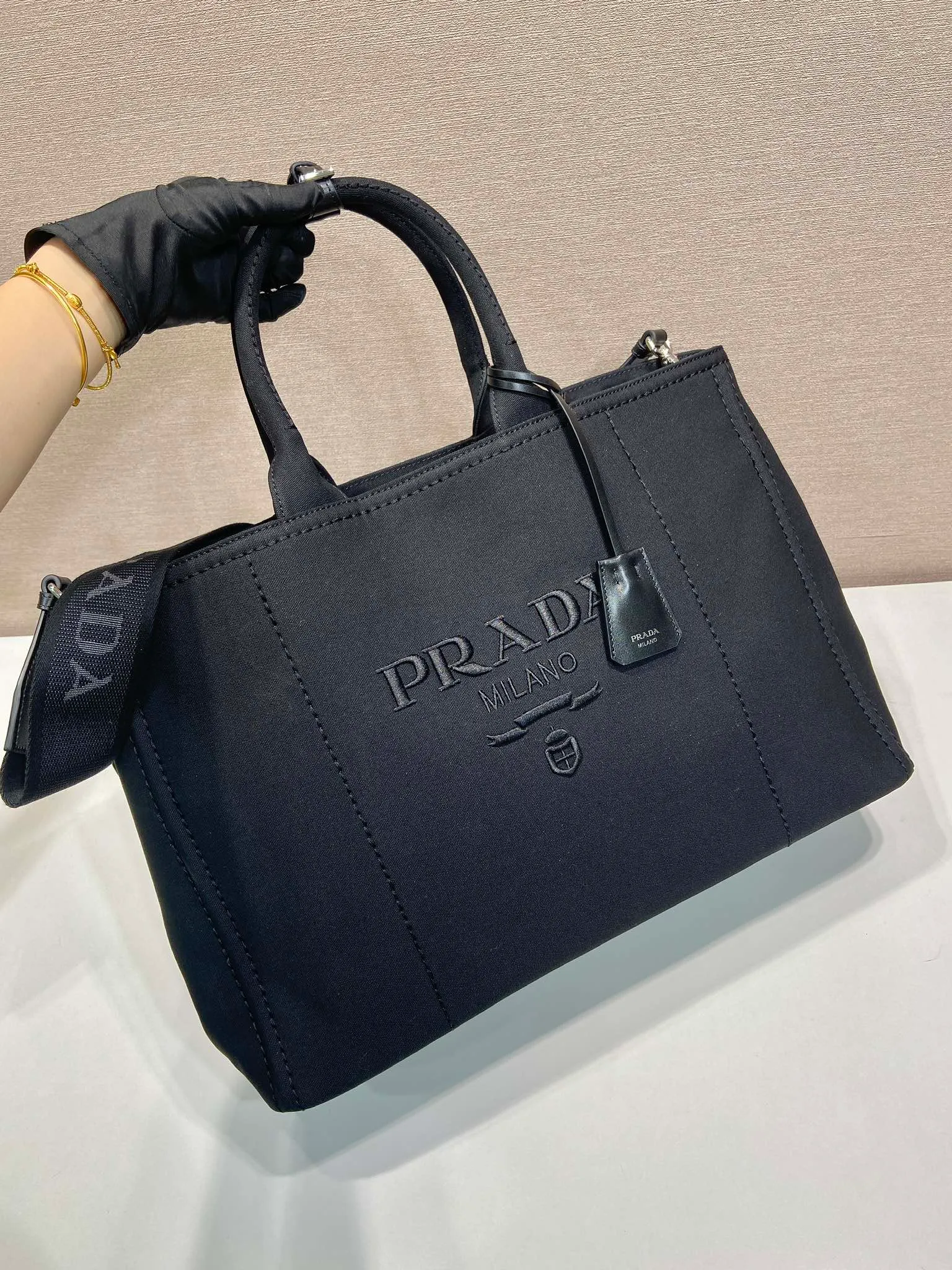 💰1240🎉New Jardinière Shoulder Bag🎉2VG131 Men's Max🎉🎉 This canvas handbag is a new interpretation with a simple and exquisite design, versatile and versatile, with ample interior space. The classic style is embellished with leather trim, showing the essence of exquisite craftsmanship. Striking stitching. Canvas carry handles. Detachable and adjustable webbing strap. Large capacity/cool upper body effect🎉🎉 Length 43x Height 30x Bottom 20cm🎉🎉🎉💰💰💰💰