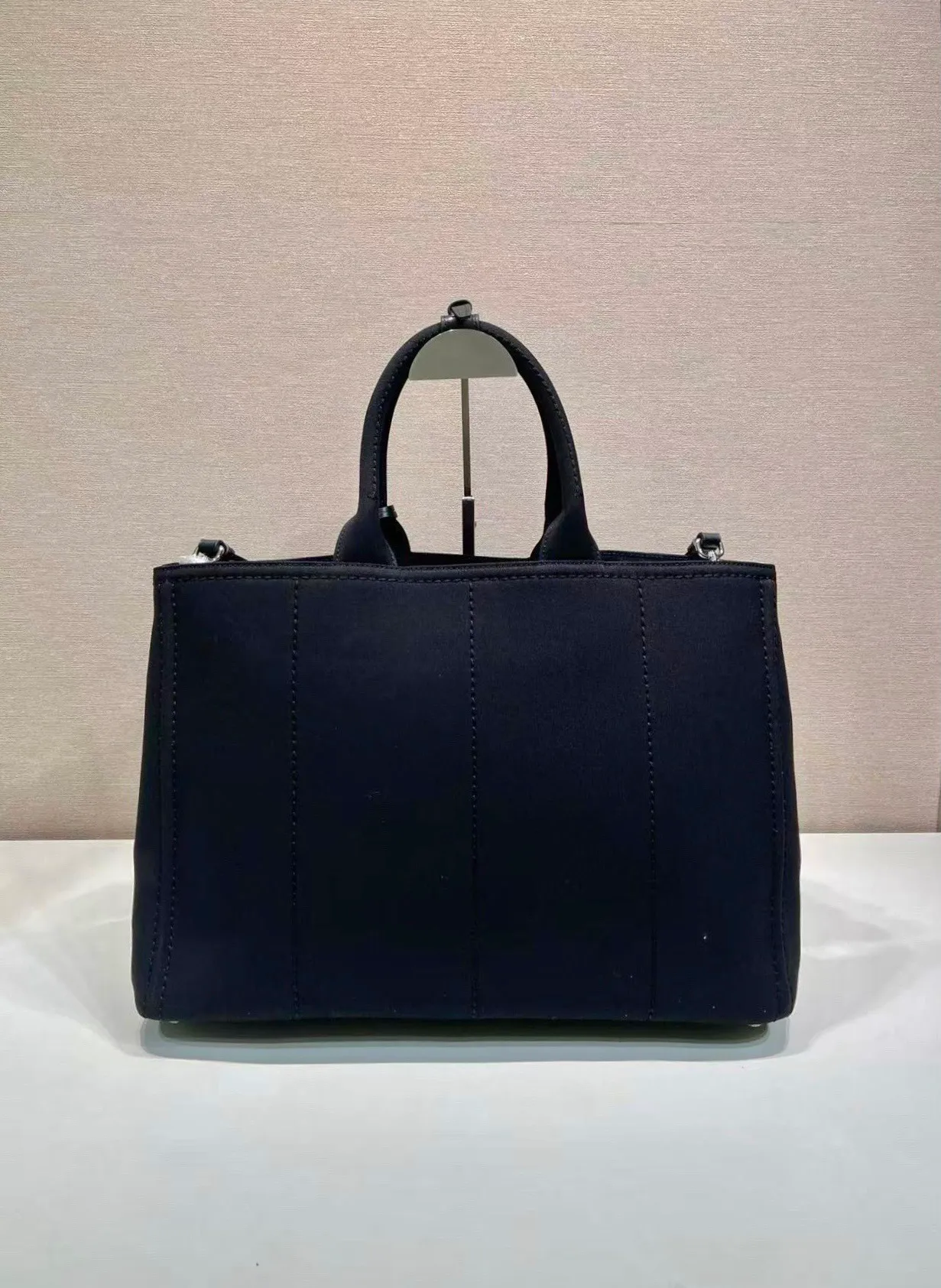 💰1240🎉New Jardinière Shoulder Bag🎉2VG131 Men's Max🎉🎉 This canvas handbag is a new interpretation with a simple and exquisite design, versatile and versatile, with ample interior space. The classic style is embellished with leather trim, showing the essence of exquisite craftsmanship. Striking stitching. Canvas carry handles. Detachable and adjustable webbing strap. Large capacity/cool upper body effect🎉🎉 Length 43x Height 30x Bottom 20cm🎉🎉🎉💰💰💰💰