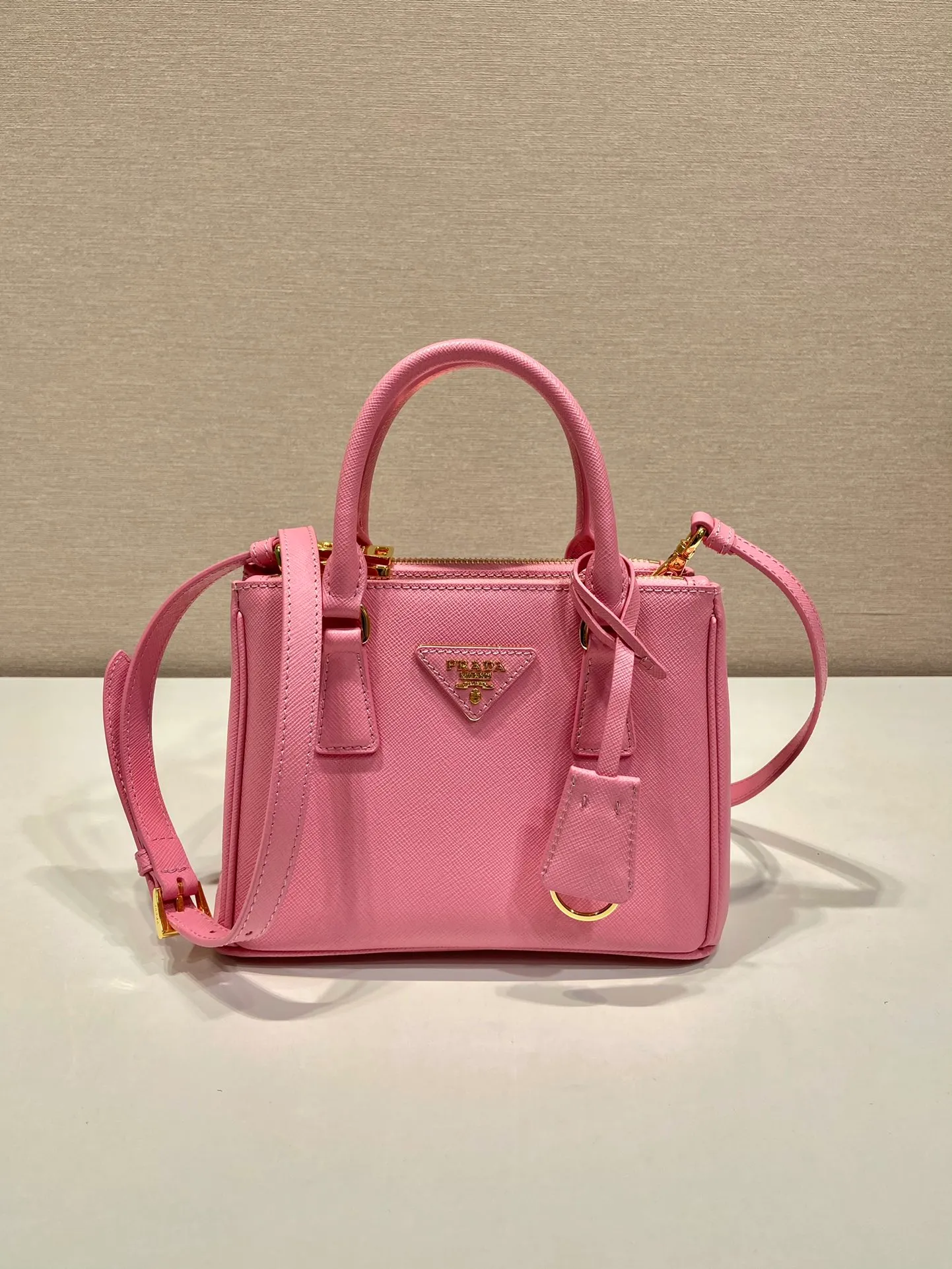 💰1700🎉Mini killer🎉1BA906, this Galleria handbag is made of iconic Saffiano leather, equipped with a detachable shoulder strap, top brushed hardware👍👍 It is a chic interpretation of classic and timeless elegance. For beauties in the current era of fashionable small bags. It’s worth owning, it can be used easily for girls’ daily travel📱💄🚗🔑, it has a large capacity, is beautiful and practical🙊🙊It is a bag that will never go out of style anytime you use it😘😘Hurry up and get it👏👏 Length 20x Height 15x Bottom 9.5cm