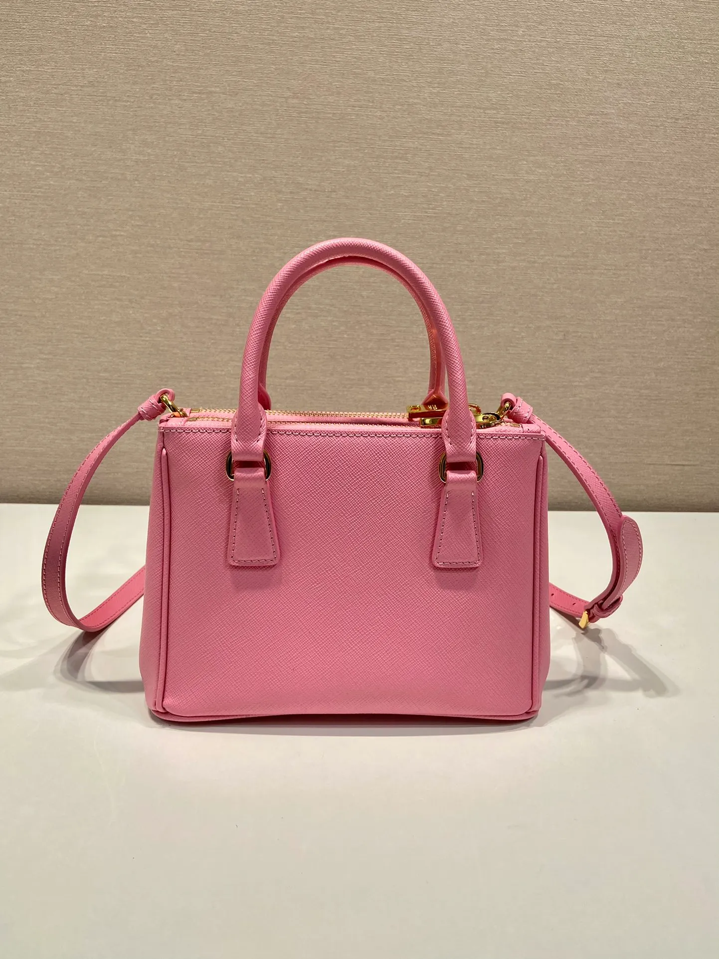 💰1700🎉Mini killer🎉1BA906, this Galleria handbag is made of iconic Saffiano leather, equipped with a detachable shoulder strap, top brushed hardware👍👍 It is a chic interpretation of classic and timeless elegance. For beauties in the current era of fashionable small bags. It’s worth owning, it can be used easily for girls’ daily travel📱💄🚗🔑, it has a large capacity, is beautiful and practical🙊🙊It is a bag that will never go out of style anytime you use it😘😘Hurry up and get it👏👏 Length 20x Height 15x Bottom 9.5cm