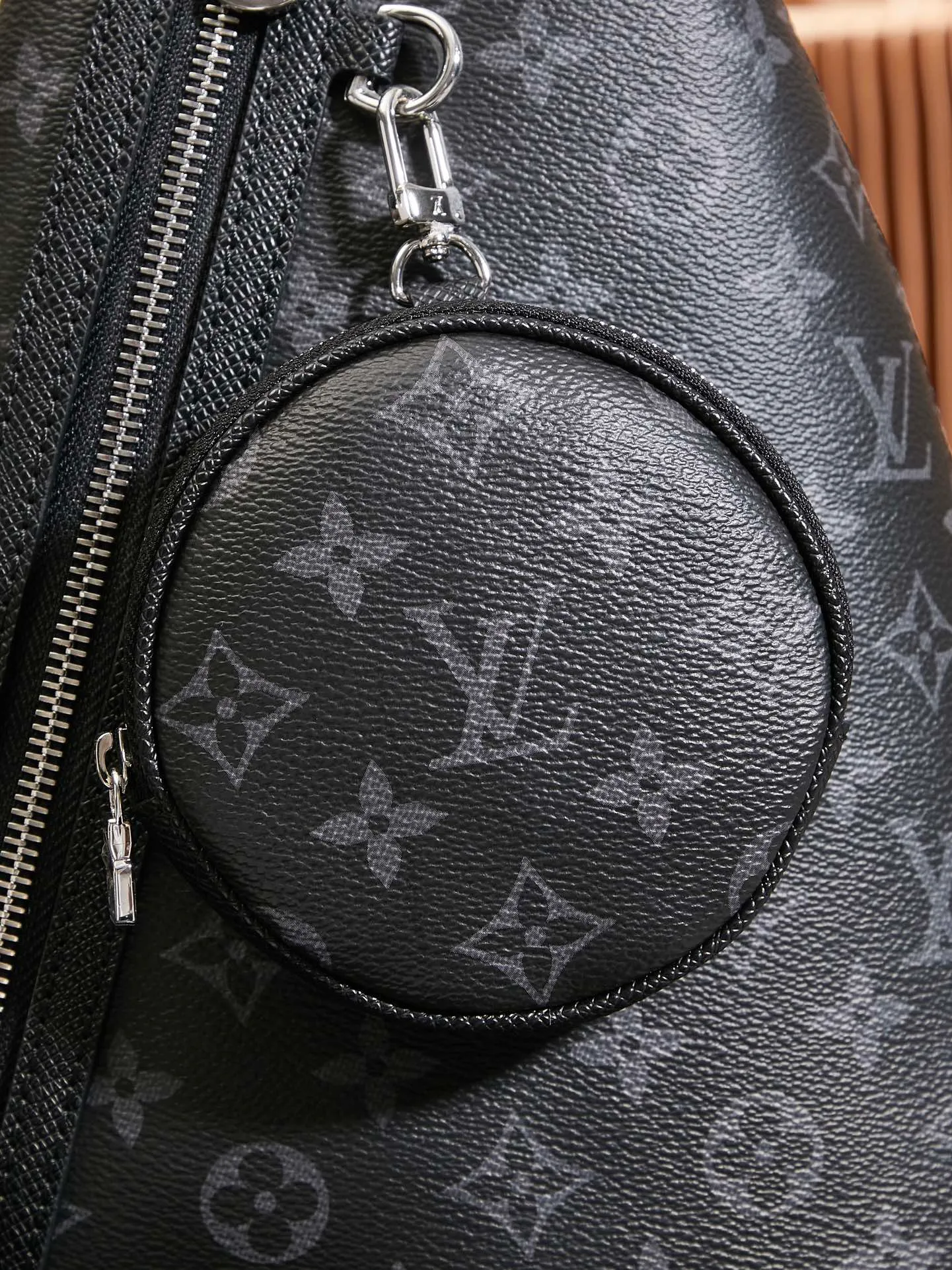 p¥740👉nfc dynamic chip version👈【Top inspection-free all-steel hardware】M30936 Black Flower Duo shoulder bag is made of Monogram canvas and Taïga cow leather. It is equipped with a detachable zipper bag and zipper side pocket for storing change or other needs. It interprets multiple trend concepts with a leisurely style and provides an alternative to traditional backpacks. Dimensions: 20 x 42 x 6 cm