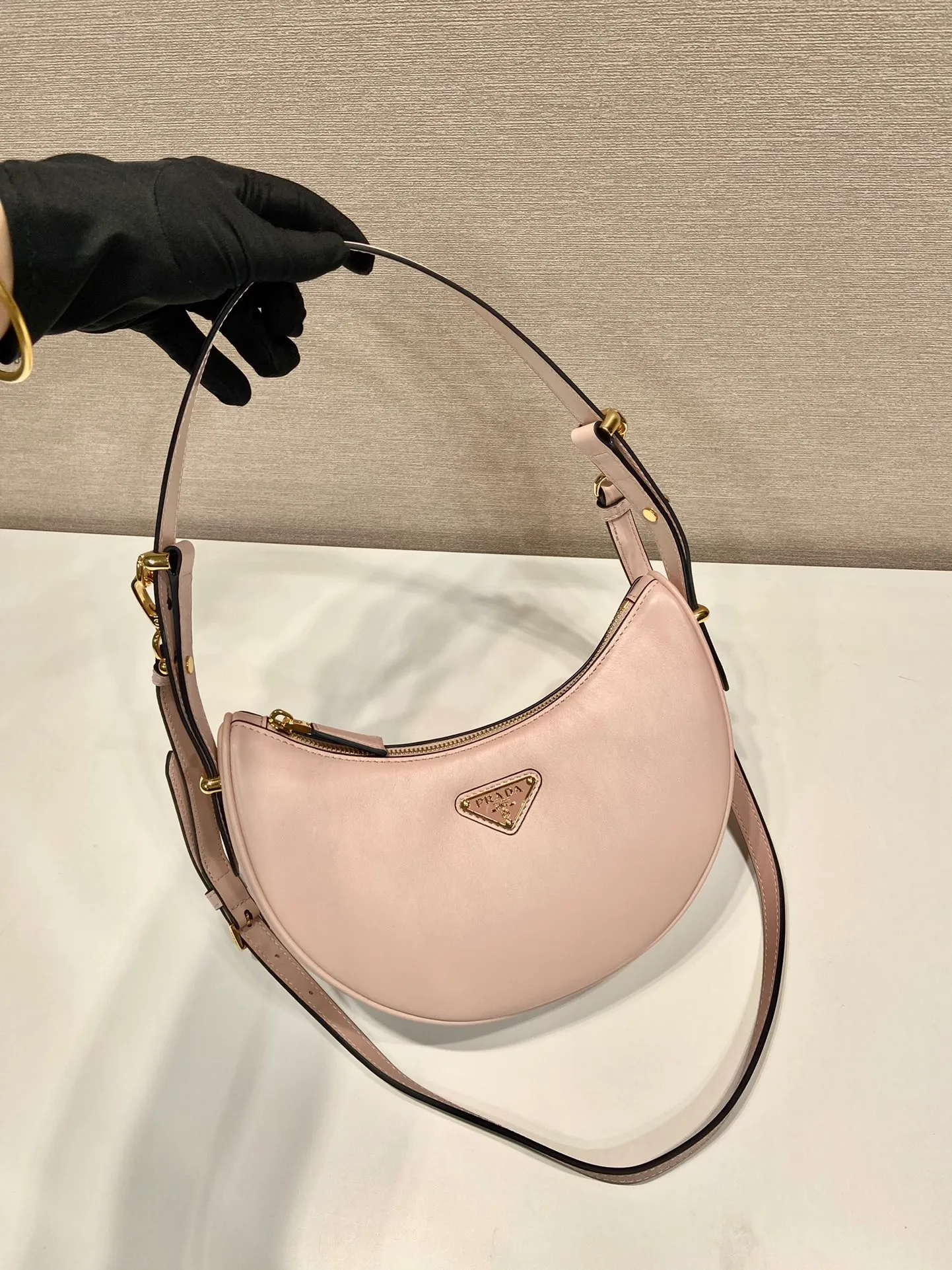 💰1700🎉Moon Handbag🎉1BC194 Double Shoulder Strap🎉🎉 This simple Moon handbag uses cowhide to bring out the modern and versatile charm. The curved body design is equipped with 2 long/short adjustable shoulder straps, making it easy to change the shape at will. It is equipped with imported lambskin inside, and the metal accessories add to the bright style. The upper body effect is very cool/fashionable. It is another popular style that will never go out of style🎉Babies, hurry up and get it🎉 Length 22.5x Height 18.5x Bottom 6.5cm