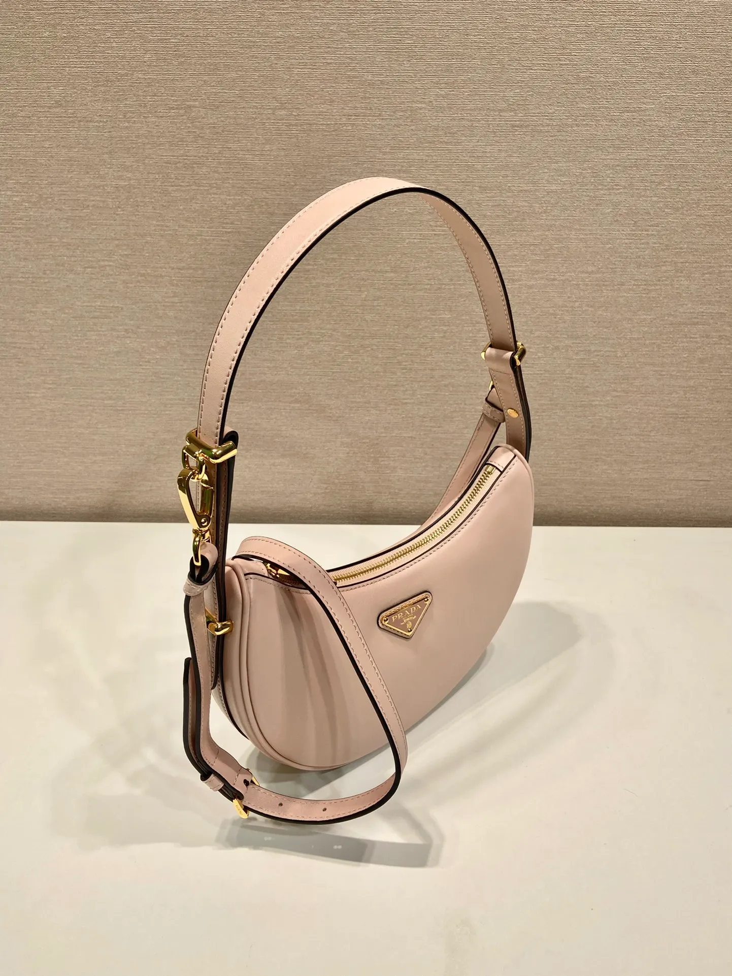 💰1700🎉Moon Handbag🎉1BC194 Double Shoulder Strap🎉🎉 This simple Moon handbag uses cowhide to bring out the modern and versatile charm. The curved body design is equipped with 2 long/short adjustable shoulder straps, making it easy to change the shape at will. It is equipped with imported lambskin inside, and the metal accessories add to the bright style. The upper body effect is very cool/fashionable. It is another popular style that will never go out of style🎉Babies, hurry up and get it🎉 Length 22.5x Height 18.5x Bottom 6.5cm