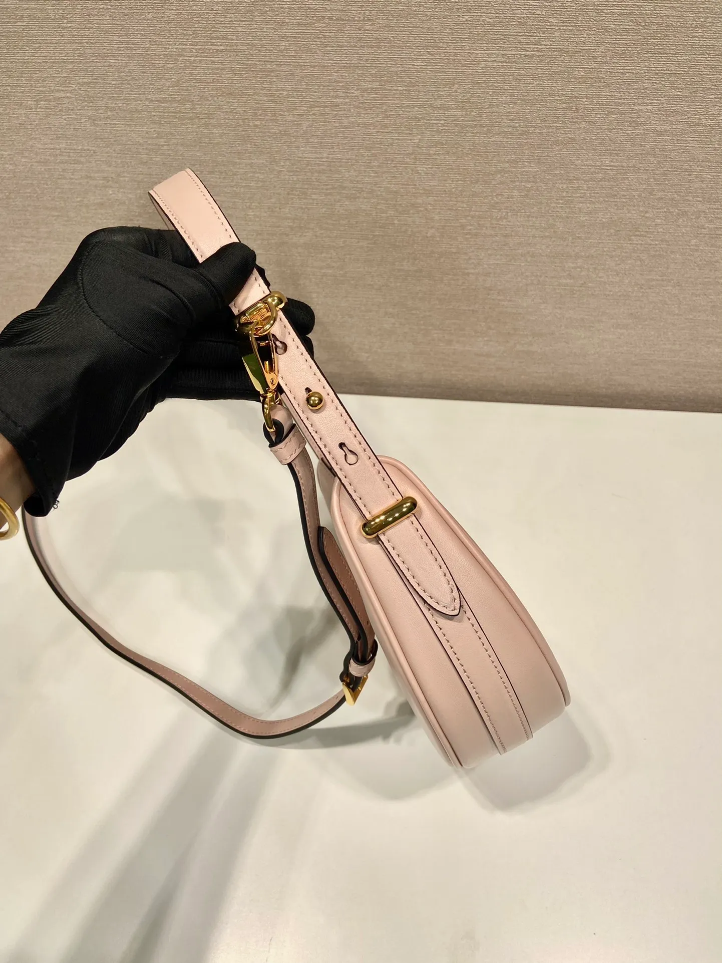 💰1700🎉Moon Handbag🎉1BC194 Double Shoulder Strap🎉🎉 This simple Moon handbag uses cowhide to bring out the modern and versatile charm. The curved body design is equipped with 2 long/short adjustable shoulder straps, making it easy to change the shape at will. It is equipped with imported lambskin inside, and the metal accessories add to the bright style. The upper body effect is very cool/fashionable. It is another popular style that will never go out of style🎉Babies, hurry up and get it🎉 Length 22.5x Height 18.5x Bottom 6.5cm