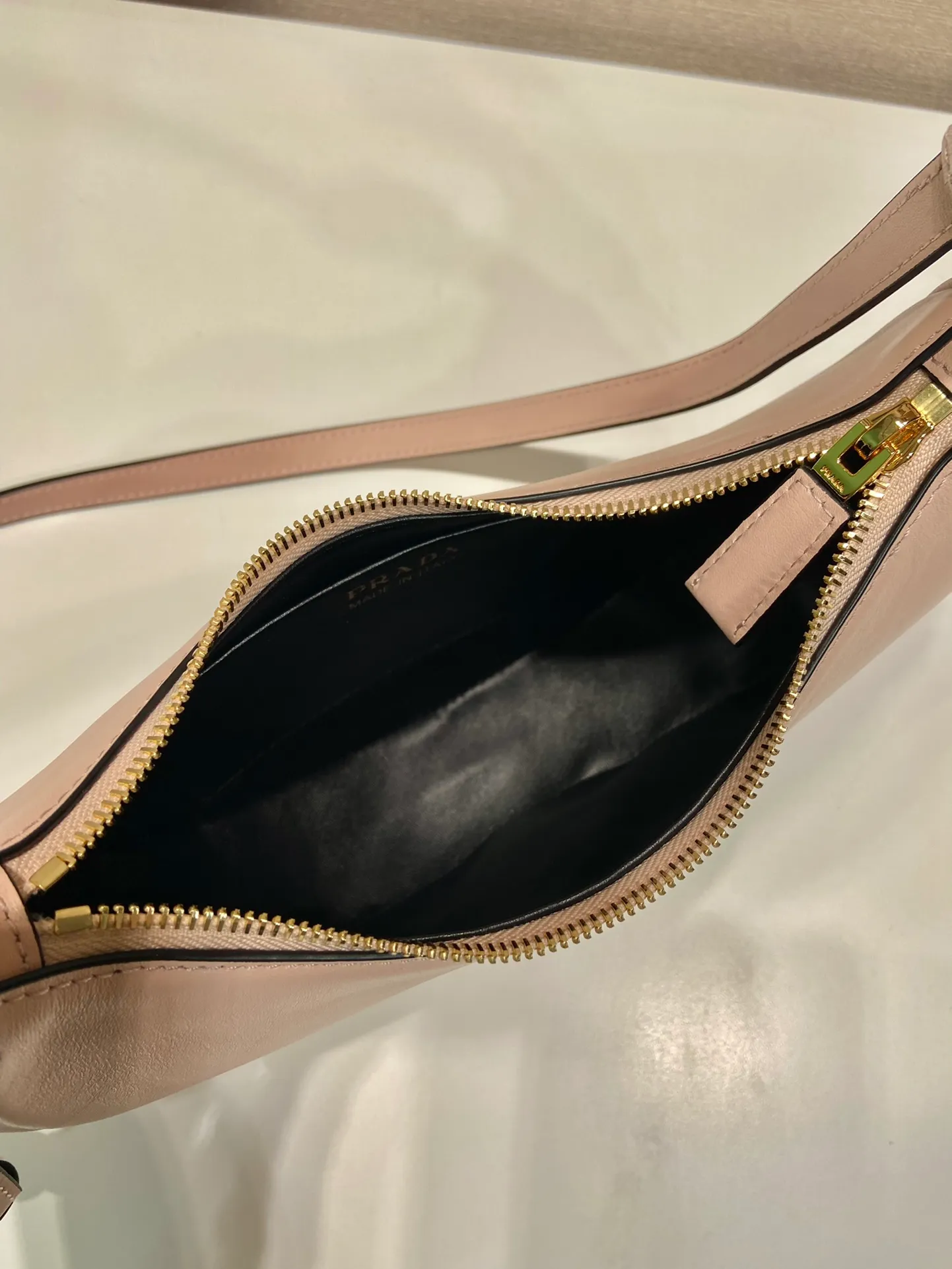 💰1700🎉Moon Handbag🎉1BC194 Double Shoulder Strap🎉🎉 This simple Moon handbag uses cowhide to bring out the modern and versatile charm. The curved body design is equipped with 2 long/short adjustable shoulder straps, making it easy to change the shape at will. It is equipped with imported lambskin inside, and the metal accessories add to the bright style. The upper body effect is very cool/fashionable. It is another popular style that will never go out of style🎉Babies, hurry up and get it🎉 Length 22.5x Height 18.5x Bottom 6.5cm