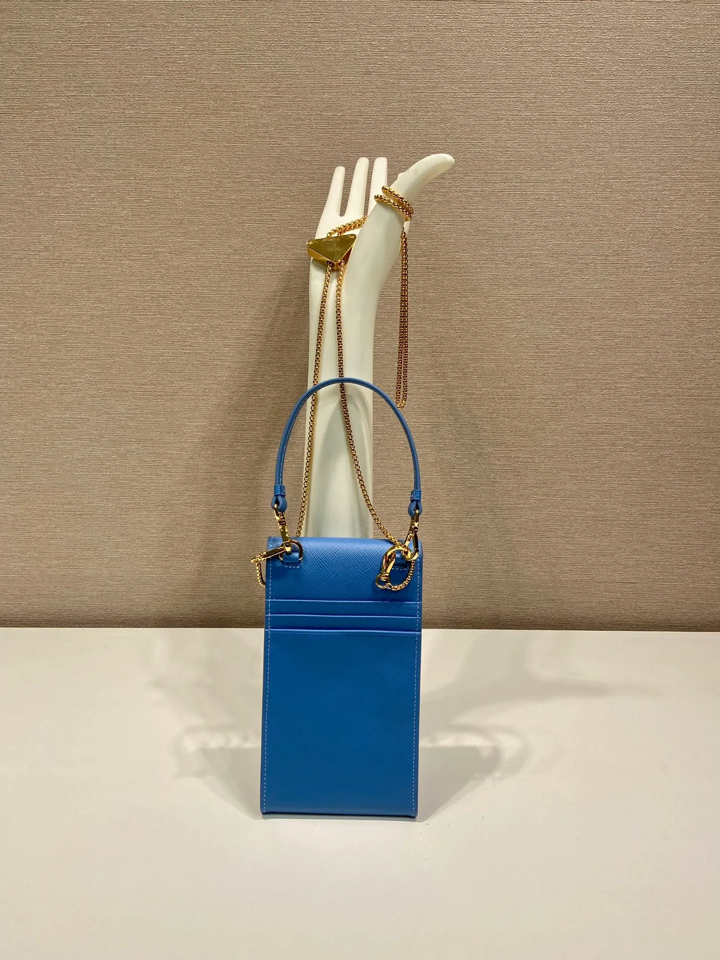 💰920🎉New mobile phone bag 🎉1BP100🎉 This compact minimalist mini handbag features exquisite details, with a lock clasp decorated with an enameled metal triangle logo. 115 cm detachable and adjustable chain shoulder strap, can be carried by hand, card slot pocket on the back, the upper body effect is so cute👏Babies; hurry up and get it🎉🎉 Length 10.5x Height 18x ​​Bottom 3cm🎉🎉🎉👏👏