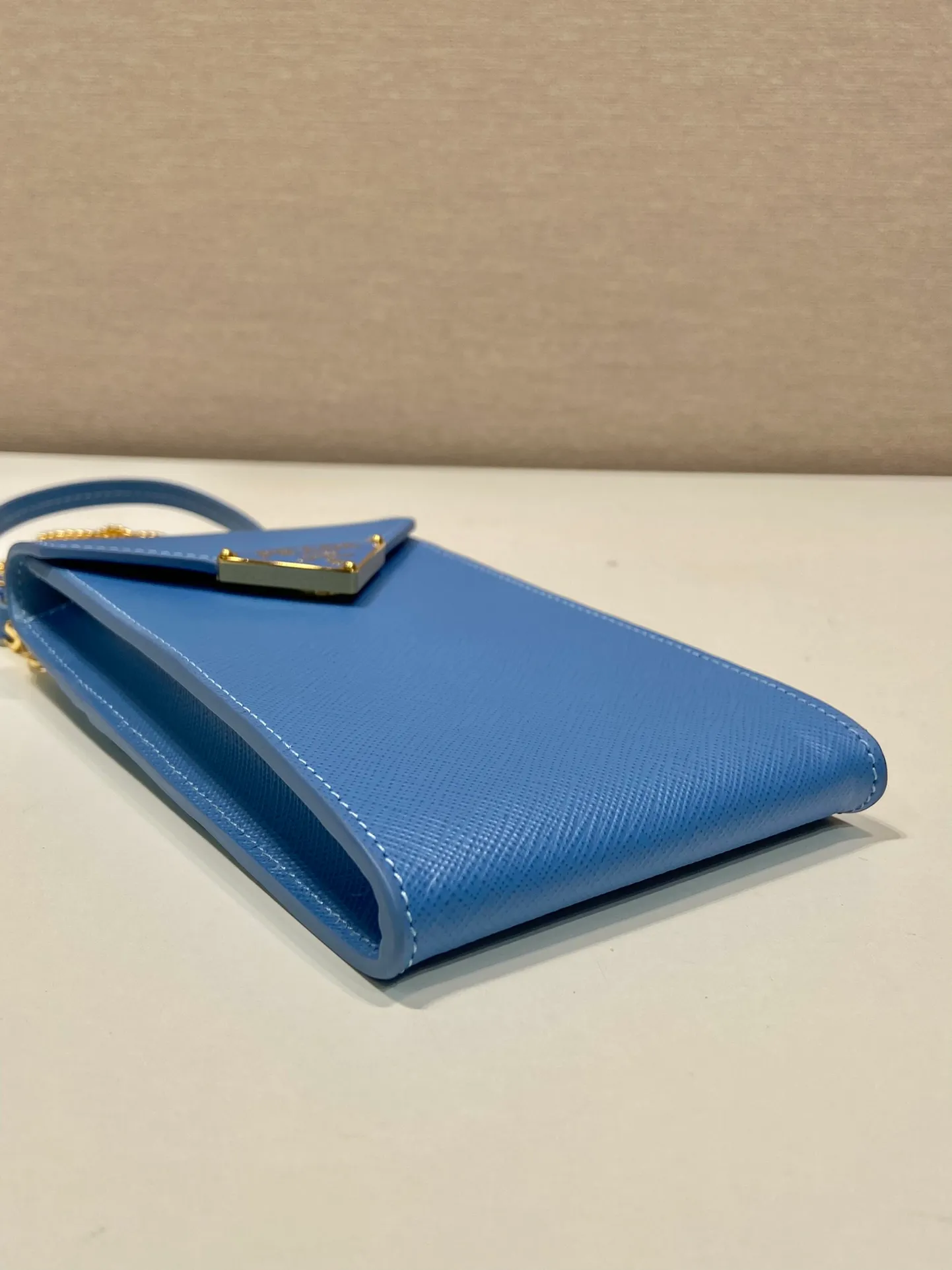 💰920🎉New mobile phone bag 🎉1BP100🎉 This compact minimalist mini handbag features exquisite details, with a lock clasp decorated with an enameled metal triangle logo. 115 cm detachable and adjustable chain shoulder strap, can be carried by hand, card slot pocket on the back, the upper body effect is so cute👏Babies; hurry up and get it🎉🎉 Length 10.5x Height 18x ​​Bottom 3cm🎉🎉🎉👏👏