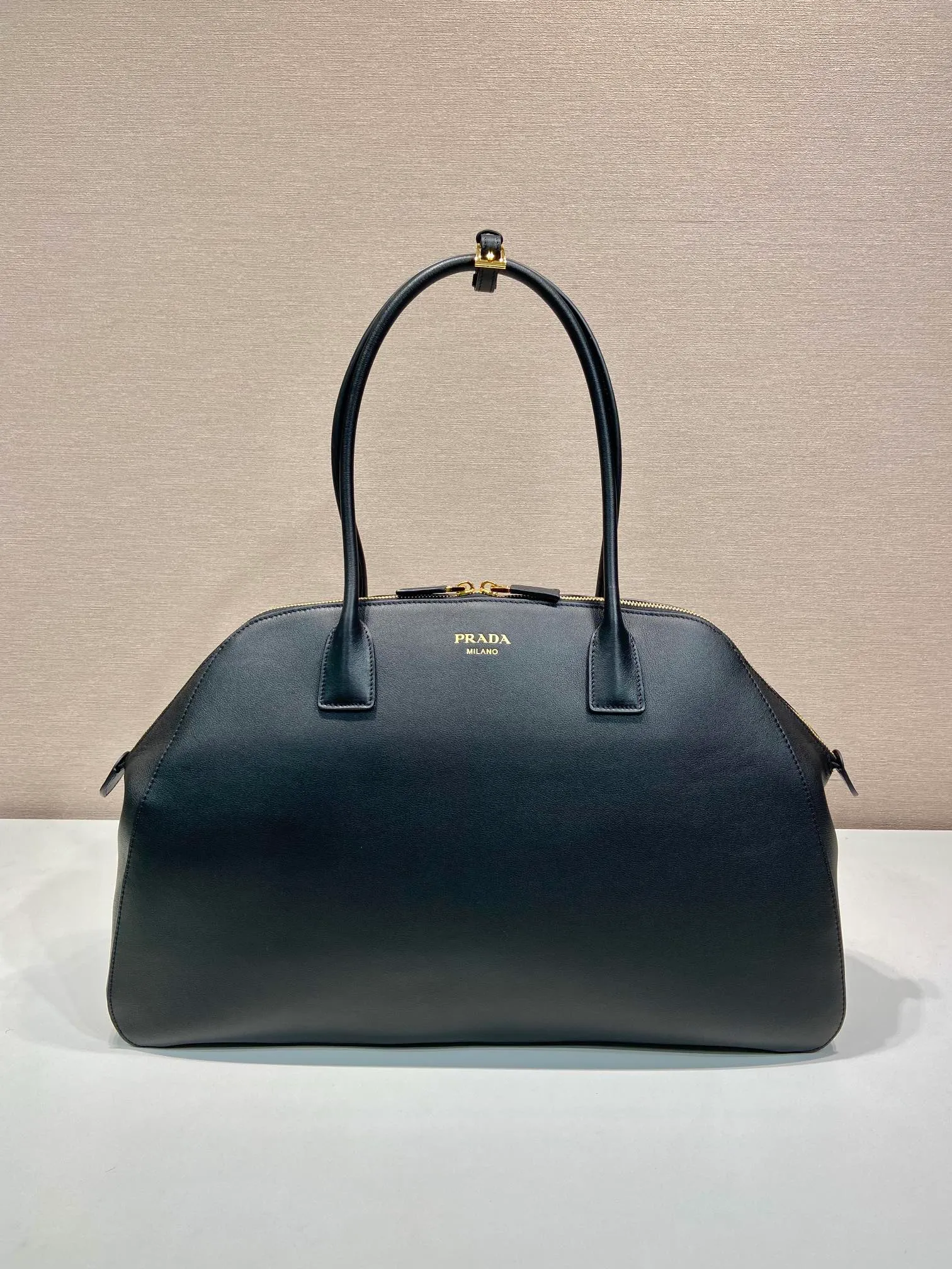 💰2040🎉New style🎉1BG506🎉🎉 This leather handbag is a new interpretation of the retro silhouette, using smooth and delicate lines to show unique fashion charm. It has ample capacity and three inner pockets. Its rounded lines and exquisite details perfectly illustrate the excellent skills of the brand's craftsmen. Can be worn as a shoulder bag, it features metal hardware and an understated lettering logo, highlighting the sophistication of the accessory. Simple and elegant, it is a popular style that will never go out of style, hurry up and get it🎉🎉 Length 48x Height 30.5x Bottom 13cm🎉🎉🎉👏👏👏