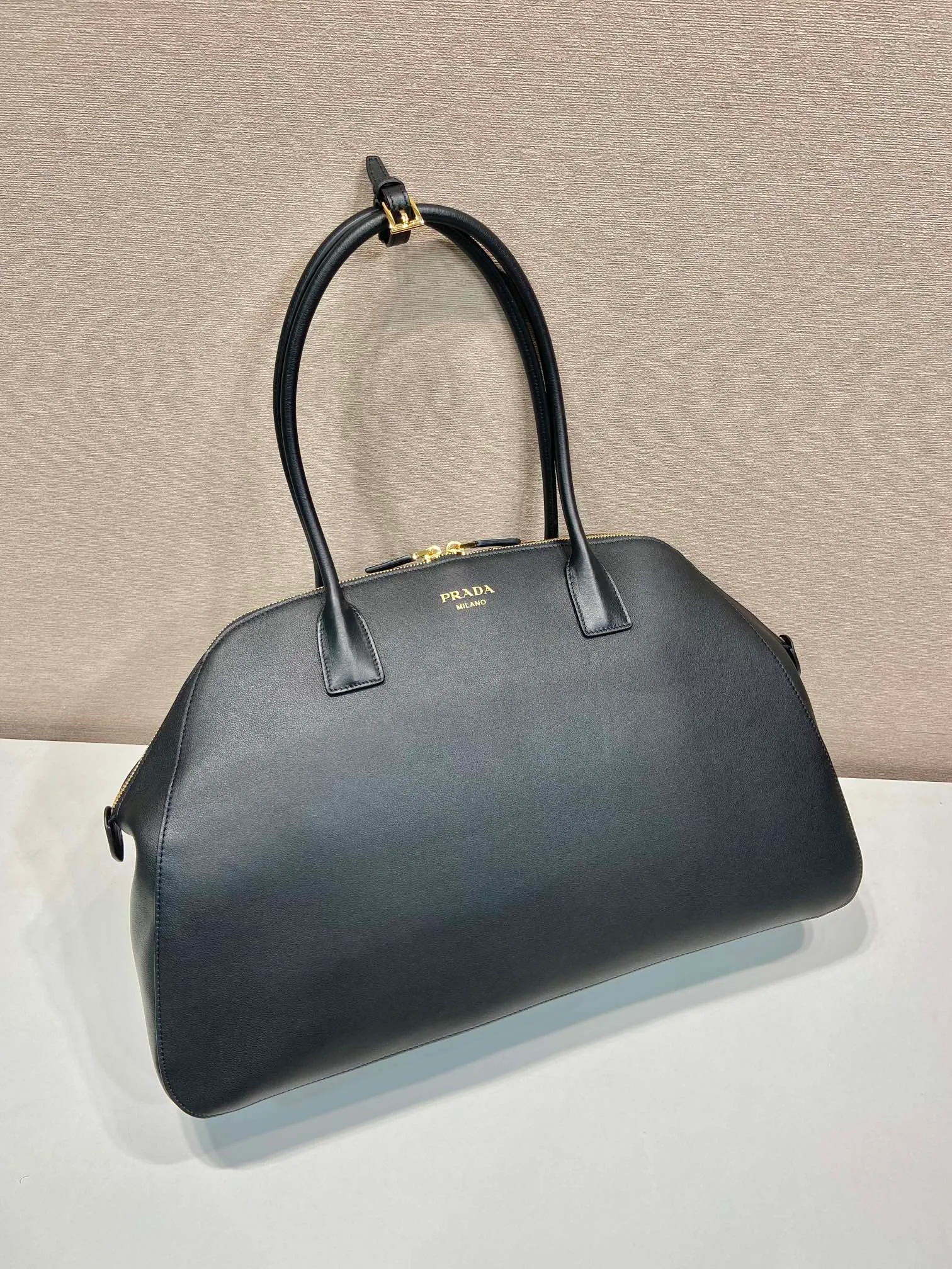 💰2040🎉New style🎉1BG506🎉🎉 This leather handbag is a new interpretation of the retro silhouette, using smooth and delicate lines to show unique fashion charm. It has ample capacity and three inner pockets. Its rounded lines and exquisite details perfectly illustrate the excellent skills of the brand's craftsmen. Can be worn as a shoulder bag, it features metal hardware and an understated lettering logo, highlighting the sophistication of the accessory. Simple and elegant, it is a popular style that will never go out of style, hurry up and get it🎉🎉 Length 48x Height 30.5x Bottom 13cm🎉🎉🎉👏👏👏