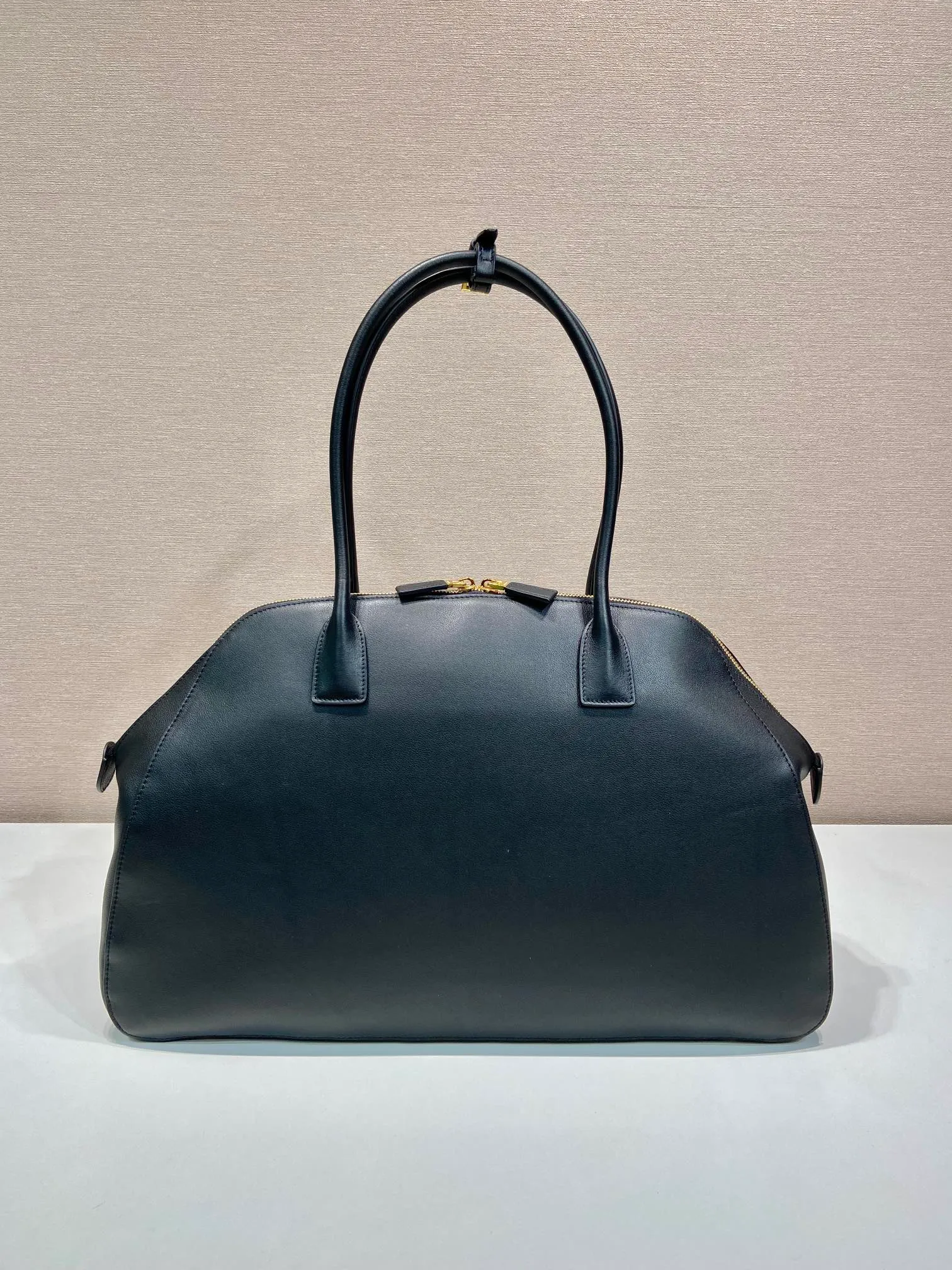 💰2040🎉New style🎉1BG506🎉🎉 This leather handbag is a new interpretation of the retro silhouette, using smooth and delicate lines to show unique fashion charm. It has ample capacity and three inner pockets. Its rounded lines and exquisite details perfectly illustrate the excellent skills of the brand's craftsmen. Can be worn as a shoulder bag, it features metal hardware and an understated lettering logo, highlighting the sophistication of the accessory. Simple and elegant, it is a popular style that will never go out of style, hurry up and get it🎉🎉 Length 48x Height 30.5x Bottom 13cm🎉🎉🎉👏👏👏