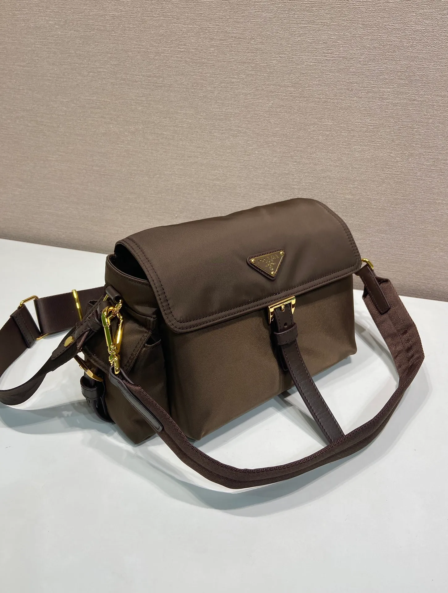 💰1240🎉New messenger bag🎉1BD394 small🎉🎉 This handbag perfectly combines sophistication and functionality. It is made of regenerated nylon material, has a soft outline and is equipped with multiple pockets. Combining sporty and versatile elements, the lightweight and practical design features an enameled triangle metal logo and leather details. Equipped with 2 detachable shoulder straps, large capacity, perfect, and a popular style that will never go out of style. The large size is suitable for both men and women, so hurry up and get it🎉🎉 Length 30x Height 14x Bottom 10cm🎉🎉🎉💰💰💰