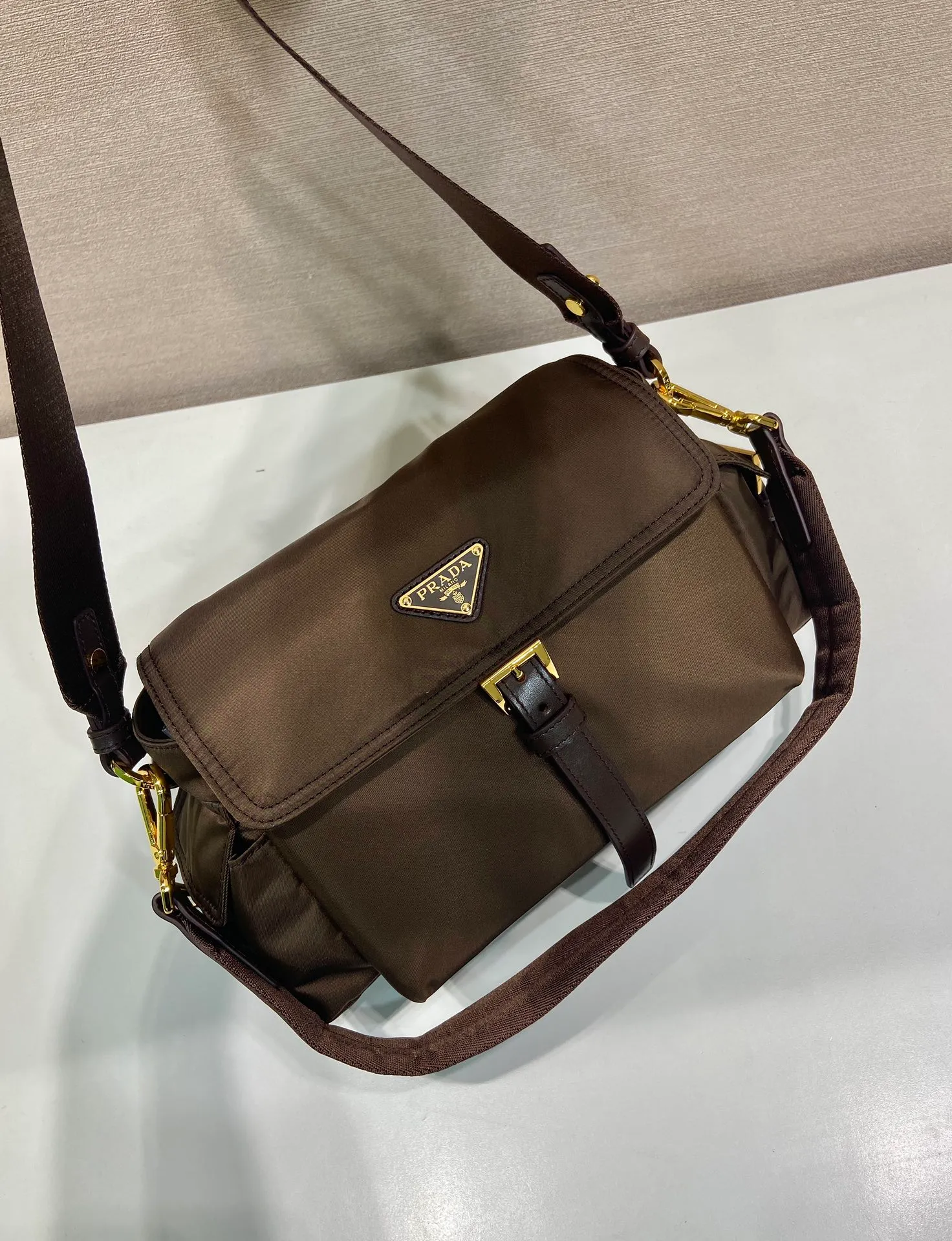 💰1240🎉New messenger bag🎉1BD394 small🎉🎉 This handbag perfectly combines sophistication and functionality. It is made of regenerated nylon material, has a soft outline and is equipped with multiple pockets. Combining sporty and versatile elements, the lightweight and practical design features an enameled triangle metal logo and leather details. Equipped with 2 detachable shoulder straps, large capacity, perfect, and a popular style that will never go out of style. The large size is suitable for both men and women, so hurry up and get it🎉🎉 Length 30x Height 14x Bottom 10cm🎉🎉🎉💰💰💰