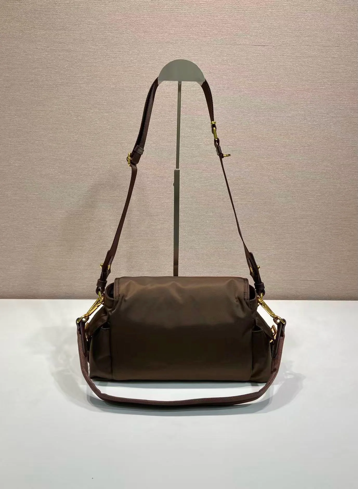 💰1240🎉New messenger bag🎉1BD394 small🎉🎉 This handbag perfectly combines sophistication and functionality. It is made of regenerated nylon material, has a soft outline and is equipped with multiple pockets. Combining sporty and versatile elements, the lightweight and practical design features an enameled triangle metal logo and leather details. Equipped with 2 detachable shoulder straps, large capacity, perfect, and a popular style that will never go out of style. The large size is suitable for both men and women, so hurry up and get it🎉🎉 Length 30x Height 14x Bottom 10cm🎉🎉🎉💰💰💰