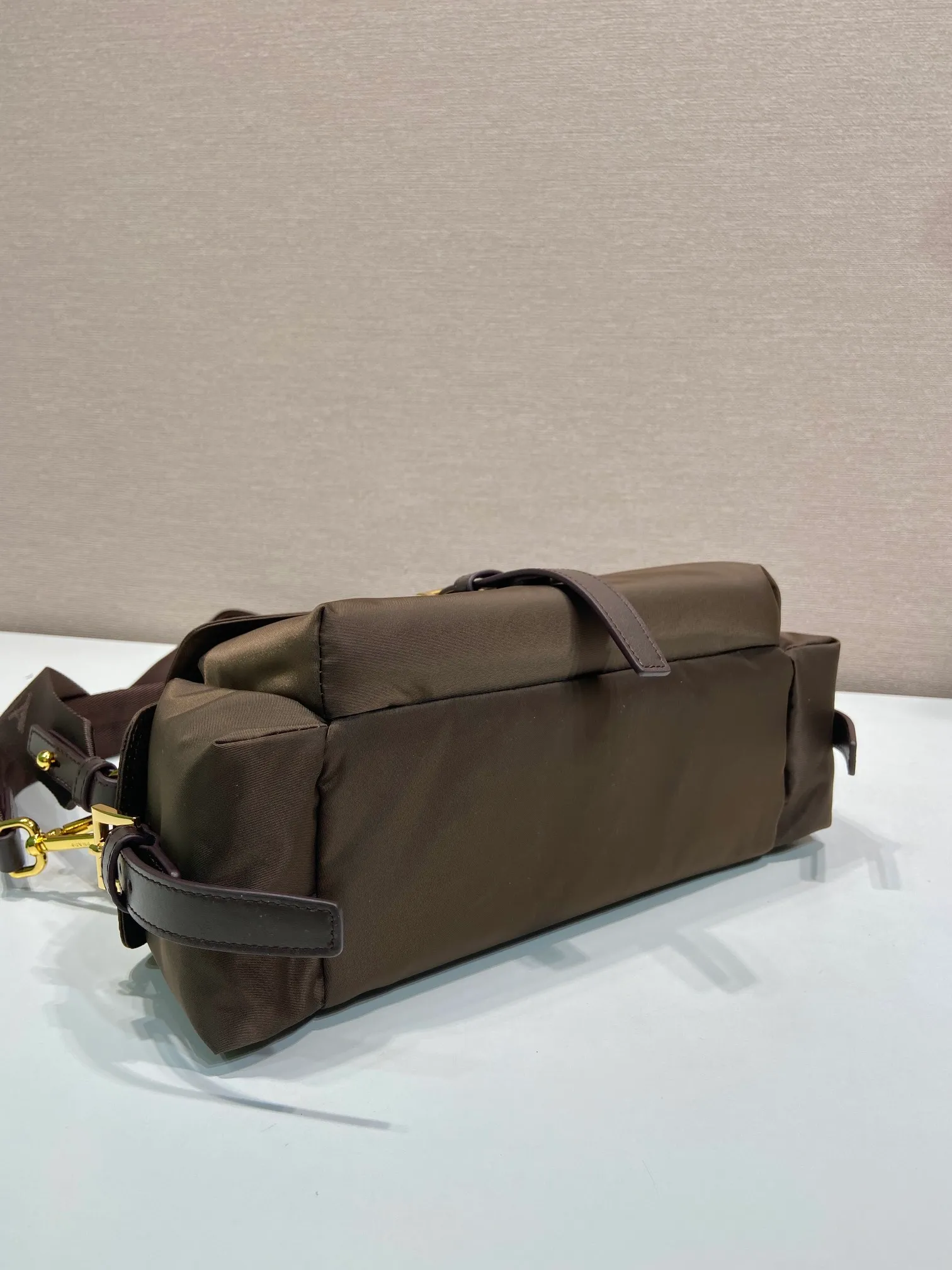 💰1240🎉New messenger bag🎉1BD394 small🎉🎉 This handbag perfectly combines sophistication and functionality. It is made of regenerated nylon material, has a soft outline and is equipped with multiple pockets. Combining sporty and versatile elements, the lightweight and practical design features an enameled triangle metal logo and leather details. Equipped with 2 detachable shoulder straps, large capacity, perfect, and a popular style that will never go out of style. The large size is suitable for both men and women, so hurry up and get it🎉🎉 Length 30x Height 14x Bottom 10cm🎉🎉🎉💰💰💰