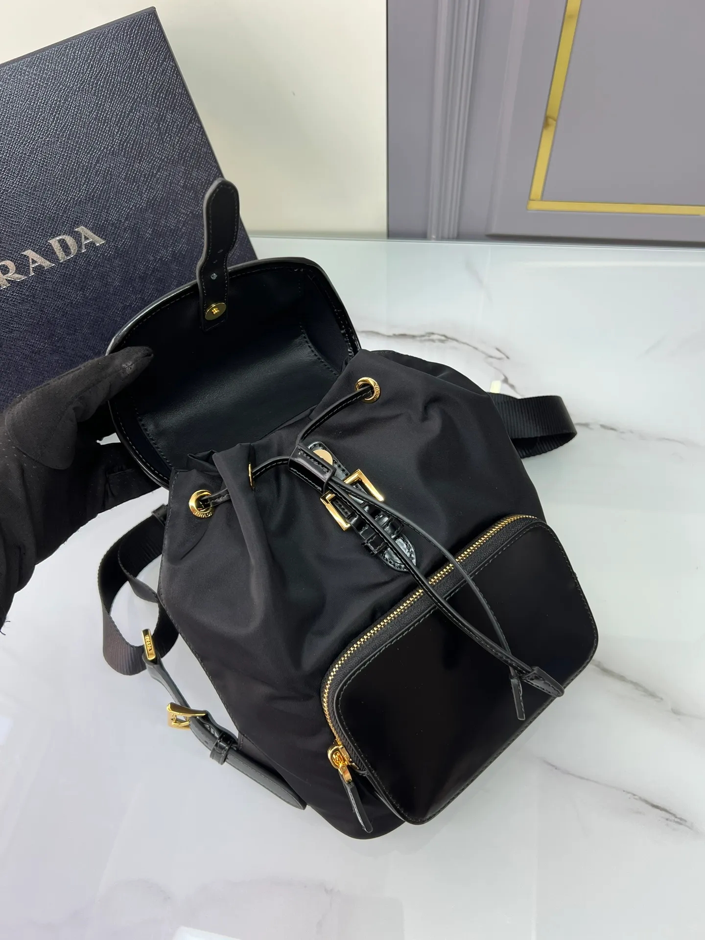 💰1260, this backpack combines several elements, imported nylon fabric and glossy cowhide 🎉Top metal hardware accessories. Elegant and versatile, it features an exterior zip pocket and is embellished with the signature enameled triangle metal logo. Another backpack that will never go out of style. beauties. Hurry up and get it🎉🎉 Length 20.5x Height 25x Bottom 11.5cm🎁