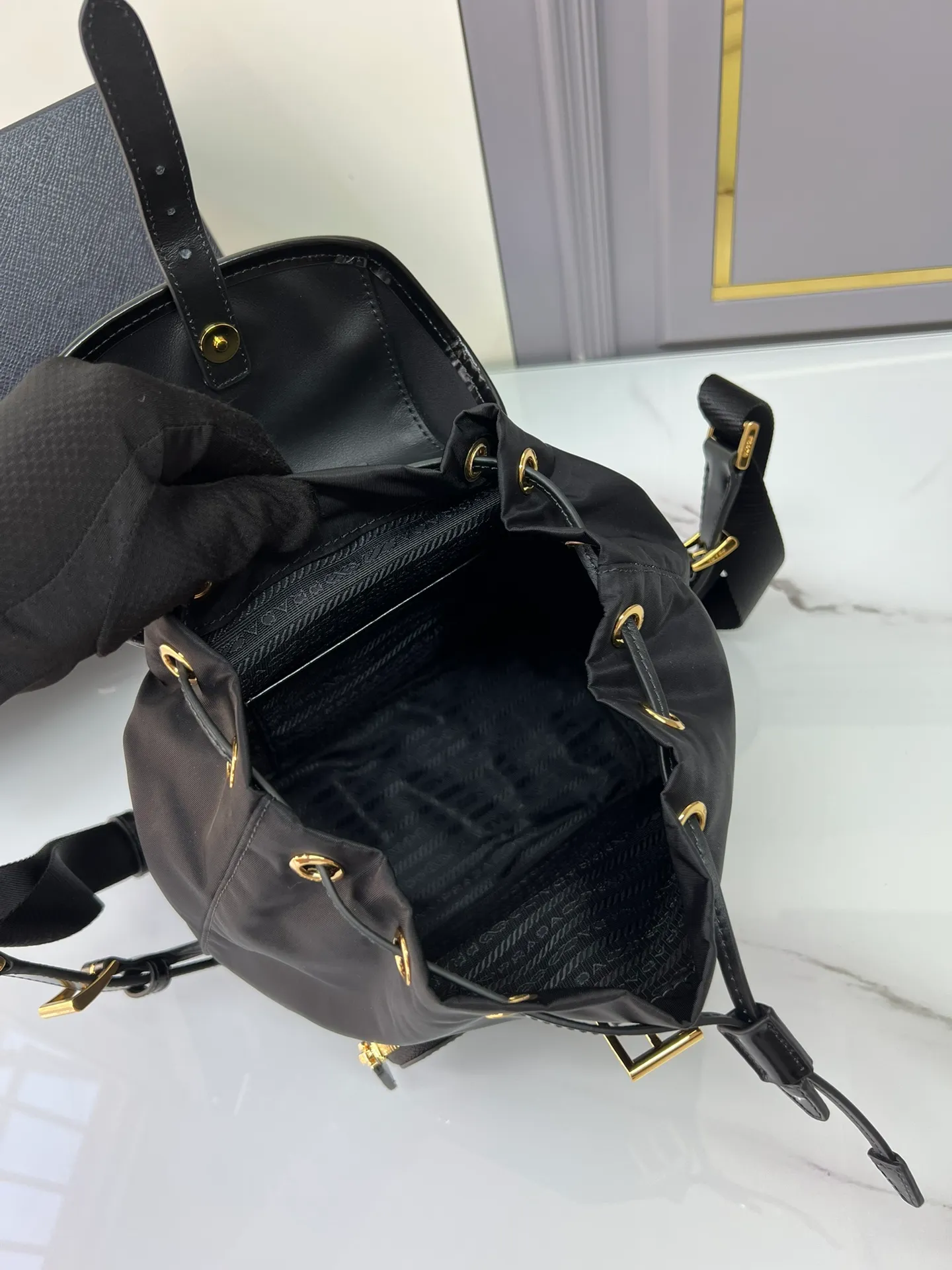 💰1260, this backpack combines several elements, imported nylon fabric and glossy cowhide 🎉Top metal hardware accessories. Elegant and versatile, it features an exterior zip pocket and is embellished with the signature enameled triangle metal logo. Another backpack that will never go out of style. beauties. Hurry up and get it🎉🎉 Length 20.5x Height 25x Bottom 11.5cm🎁