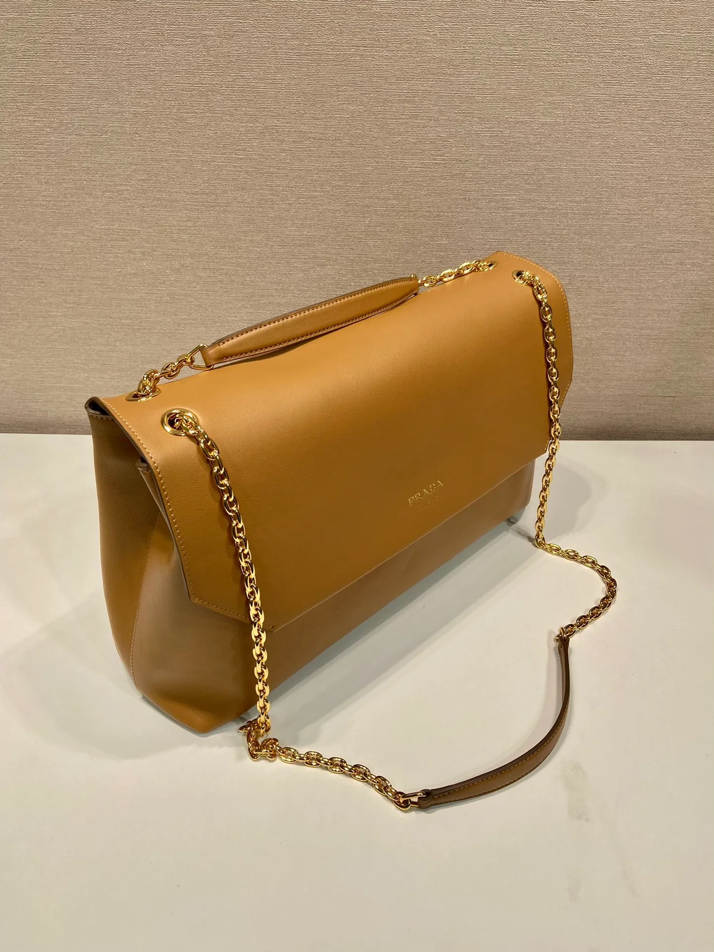 💰2000🎉New product🎉1BD368 women's model🎉🎉 This new women's bag is made of imported calfskin with imported lambskin inside. With a flip-top design, the iron strap can be lengthened or shortened, and can be carried on the shoulder or across the body. It can be exchanged on different occasions, the space is large, and the upper body effect is very beautiful👍👍Hurry up and get it, it is worth owning. 👏👏 Length 38x Height 23x Bottom 12cm👏👏👏🎉🎉🎉