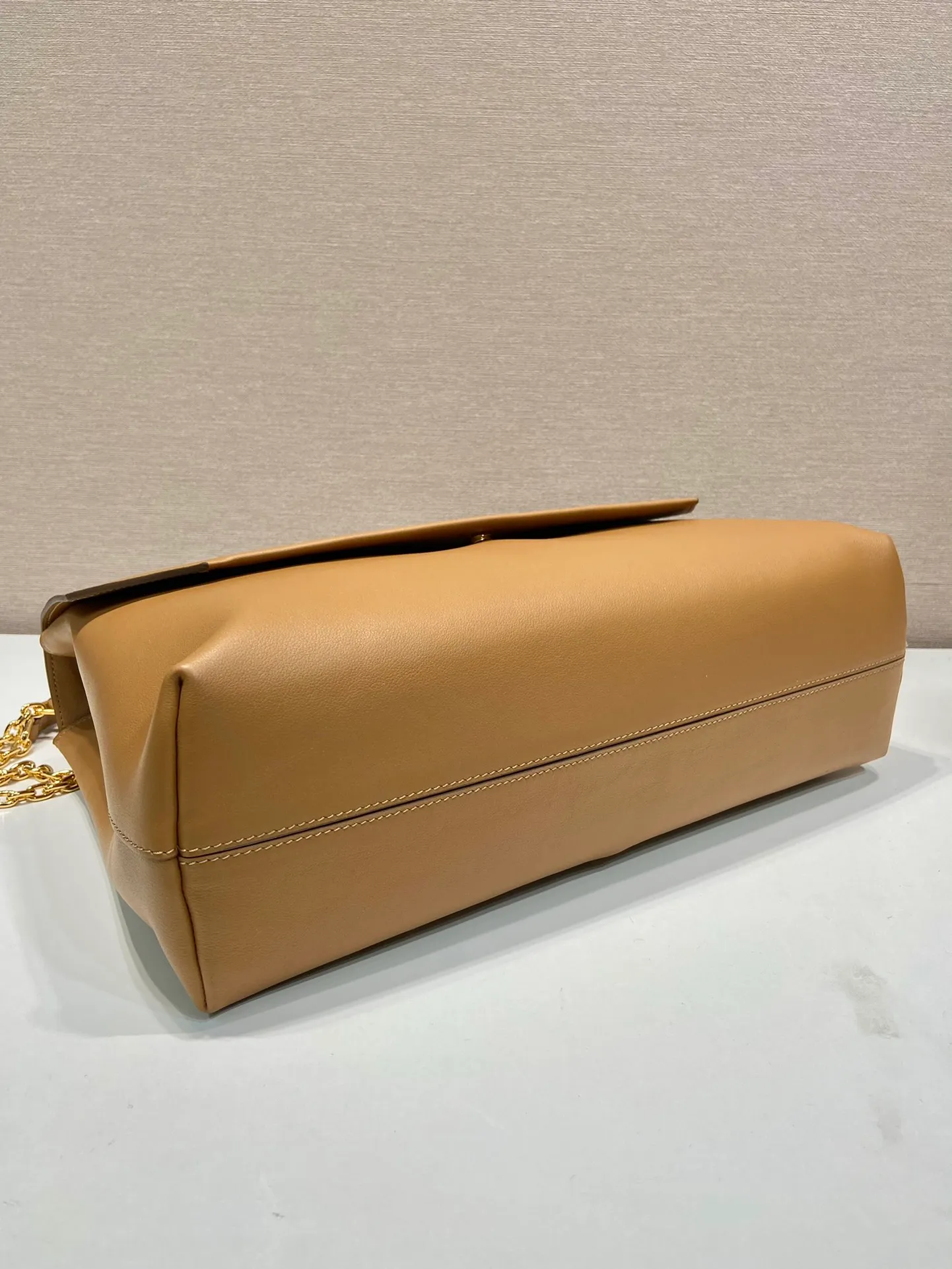 💰2000🎉New product🎉1BD368 women's model🎉🎉 This new women's bag is made of imported calfskin with imported lambskin inside. With a flip-top design, the iron strap can be lengthened or shortened, and can be carried on the shoulder or across the body. It can be exchanged on different occasions, the space is large, and the upper body effect is very beautiful👍👍Hurry up and get it, it is worth owning. 👏👏 Length 38x Height 23x Bottom 12cm👏👏👏🎉🎉🎉