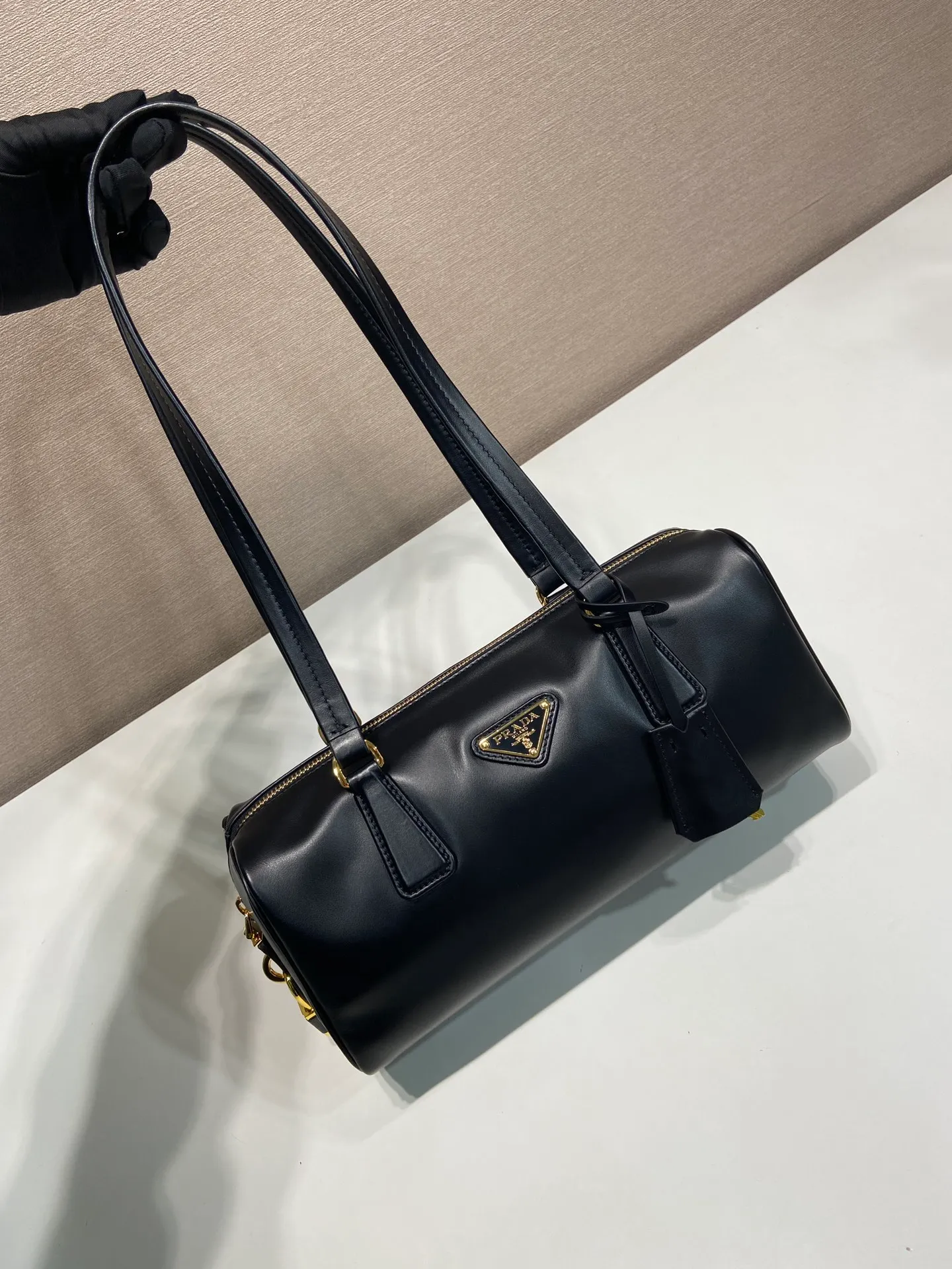 💰1640🎉Padlock women's model🎉1BB127 new product🎉🎉 This handbag is made of imported calfskin and imported sheepskin inside. The exquisite and versatile silhouette highlights the essence. Paired with gold metal hardware, the zipper closure has an elegant padlock, making it even more chic. It has large capacity and can be carried by hand or on the shoulder. Baby, hurry up and get it🎉🎉 Length 29x Height 12.5x Bottom 10cm🎉🎉