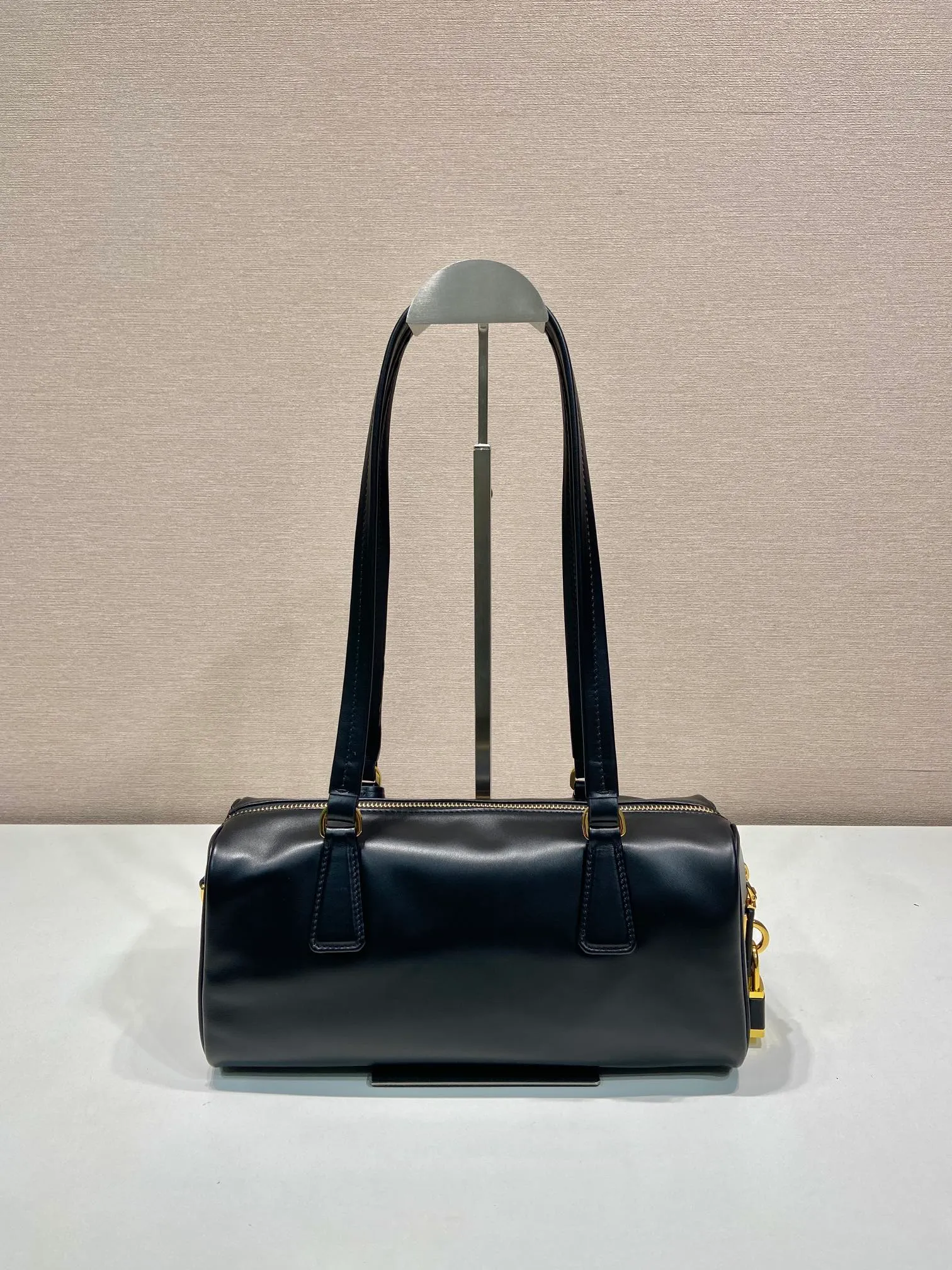 💰1640🎉Padlock women's model🎉1BB127 new product🎉🎉 This handbag is made of imported calfskin and imported sheepskin inside. The exquisite and versatile silhouette highlights the essence. Paired with gold metal hardware, the zipper closure has an elegant padlock, making it even more chic. It has large capacity and can be carried by hand or on the shoulder. Baby, hurry up and get it🎉🎉 Length 29x Height 12.5x Bottom 10cm🎉🎉