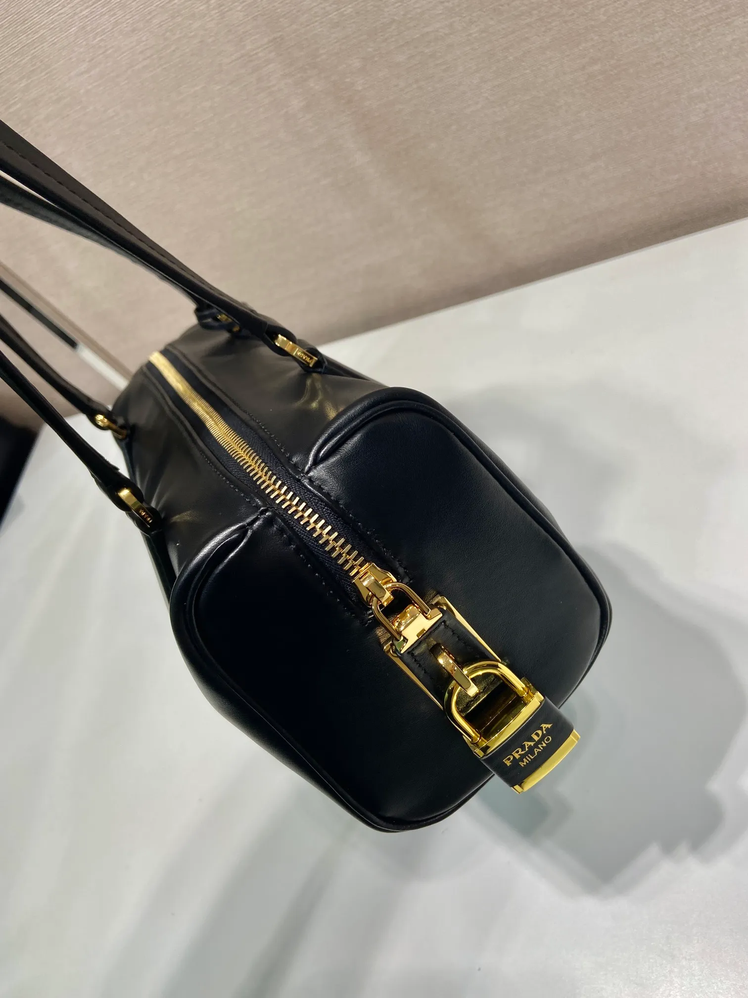 💰1640🎉Padlock women's model🎉1BB127 new product🎉🎉 This handbag is made of imported calfskin and imported sheepskin inside. The exquisite and versatile silhouette highlights the essence. Paired with gold metal hardware, the zipper closure has an elegant padlock, making it even more chic. It has large capacity and can be carried by hand or on the shoulder. Baby, hurry up and get it🎉🎉 Length 29x Height 12.5x Bottom 10cm🎉🎉