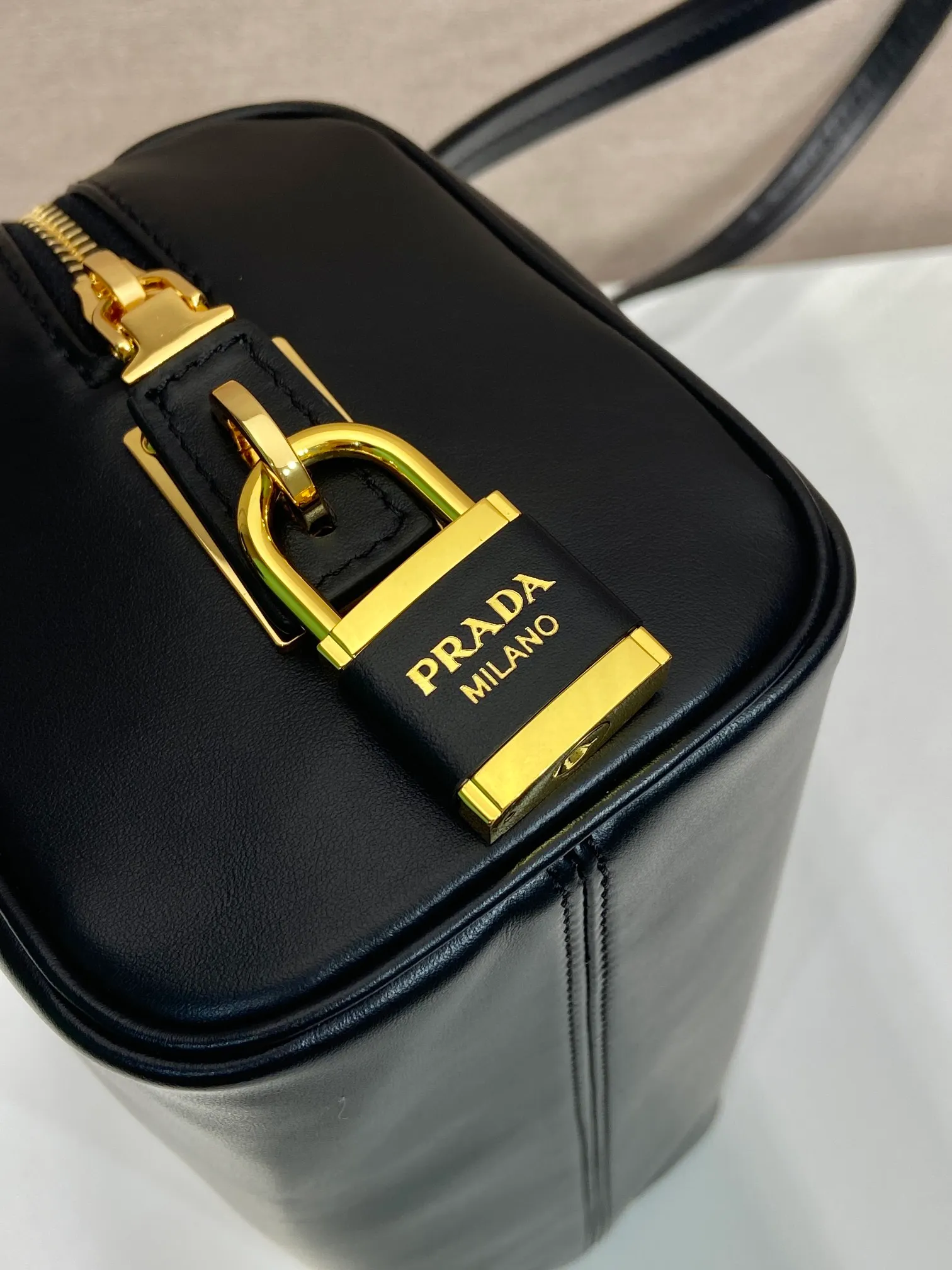 💰1640🎉Padlock women's model🎉1BB127 new product🎉🎉 This handbag is made of imported calfskin and imported sheepskin inside. The exquisite and versatile silhouette highlights the essence. Paired with gold metal hardware, the zipper closure has an elegant padlock, making it even more chic. It has large capacity and can be carried by hand or on the shoulder. Baby, hurry up and get it🎉🎉 Length 29x Height 12.5x Bottom 10cm🎉🎉
