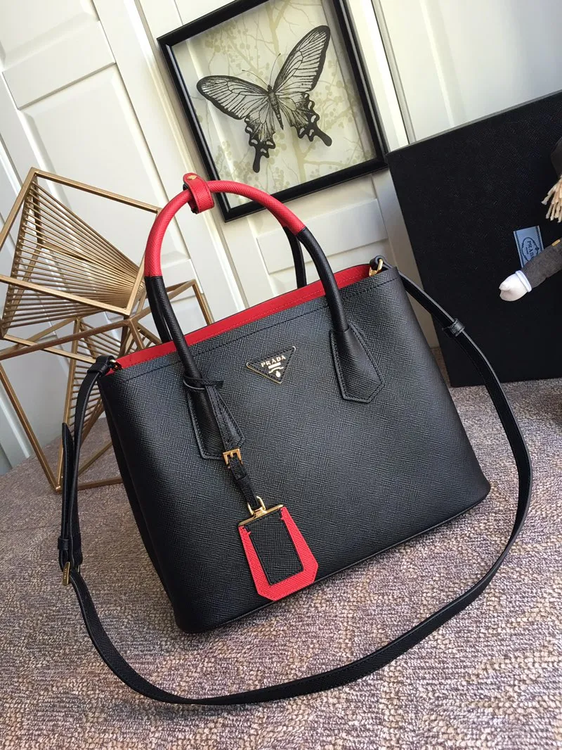 💰2040, P’s classic model 1BG775 black, arrived in [color][color][color], fully upgraded, using imported thick cross-grain cow + contrasting calf leather inside, top brushed hardware, color matching handle, 175 OEM code, a timeless shopping bag [naughty][naughty][naughty], fashionable and generous, length 33x height 24.5x bottom 14cm,
