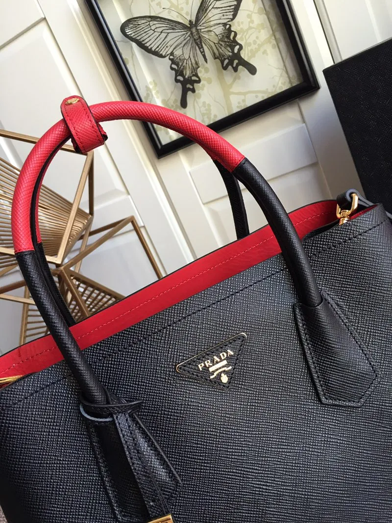 💰2040, P’s classic model 1BG775 black, arrived in [color][color][color], fully upgraded, using imported thick cross-grain cow + contrasting calf leather inside, top brushed hardware, color matching handle, 175 OEM code, a timeless shopping bag [naughty][naughty][naughty], fashionable and generous, length 33x height 24.5x bottom 14cm,