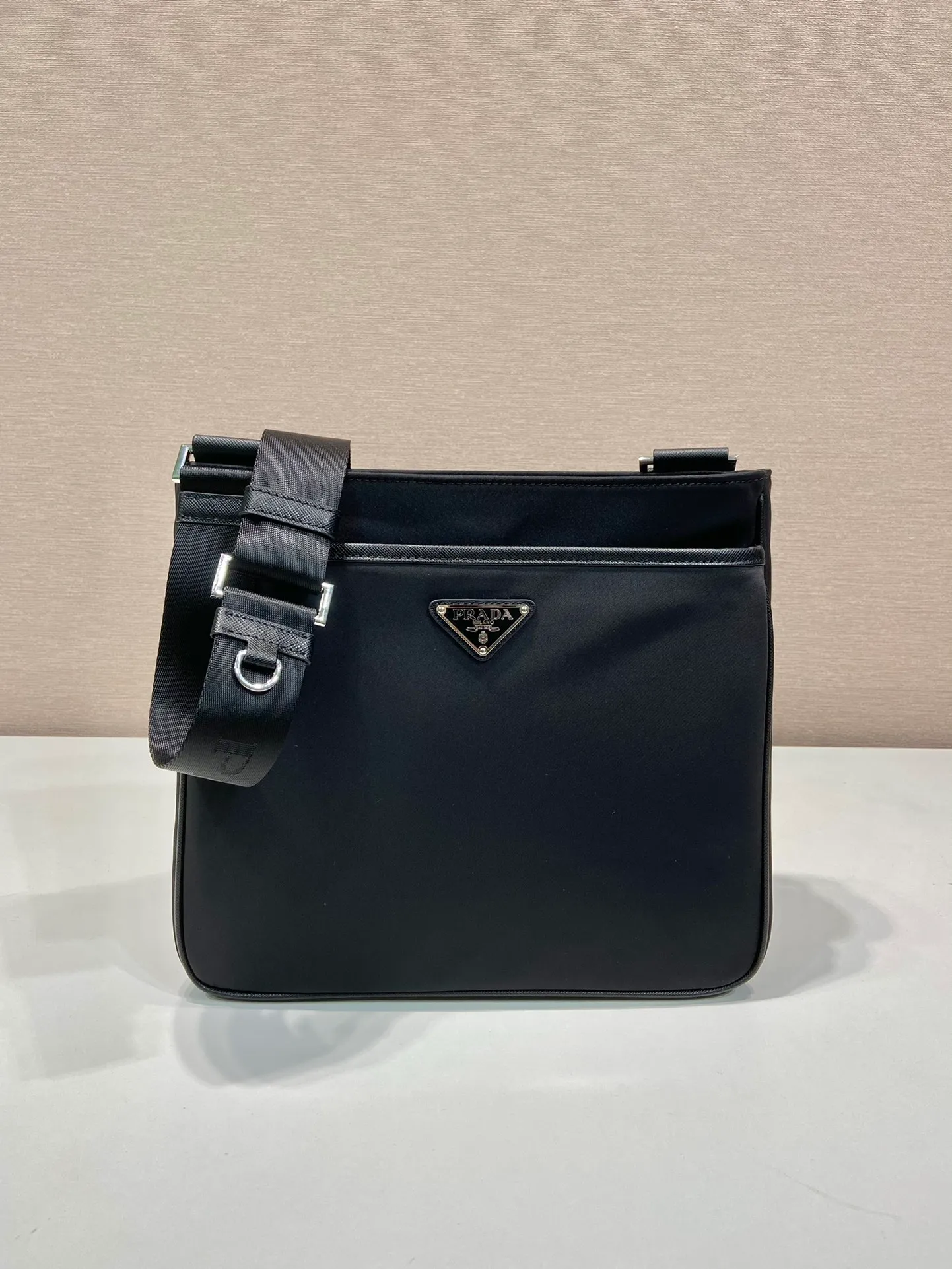 💰1020🎉New shoulder bag🎉2VH118🎉 This shoulder bag is made of Saffiano leather and Re-Nylon regenerated nylon. The square silhouette is unique. The bag features an adjustable webbing shoulder strap and zipper, and is decorated with the signature enameled metal triangle logo on the front for sophisticated detailing. Simple and elegant, it is a popular style that will never go out of style🎉🎉 28x height 25x bottom 6cm🎉🎉🎉👏👏👏