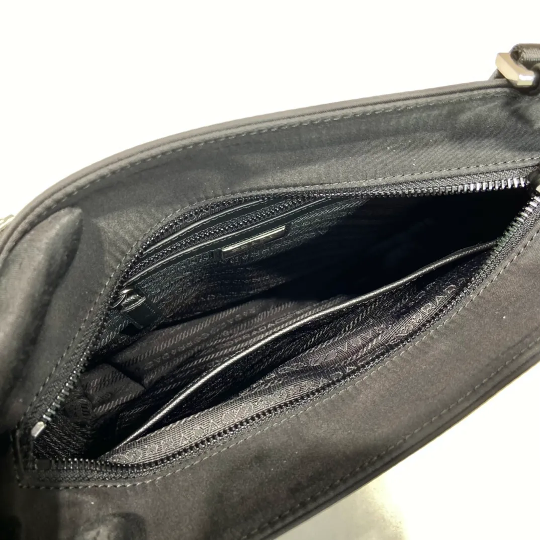 💰1020🎉New shoulder bag🎉2VH118🎉 This shoulder bag is made of Saffiano leather and Re-Nylon regenerated nylon. The square silhouette is unique. The bag features an adjustable webbing shoulder strap and zipper, and is decorated with the signature enameled metal triangle logo on the front for sophisticated detailing. Simple and elegant, it is a popular style that will never go out of style🎉🎉 28x height 25x bottom 6cm🎉🎉🎉👏👏👏