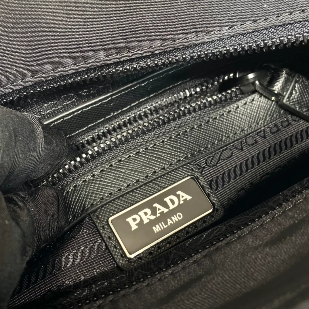 💰1020🎉New shoulder bag🎉2VH118🎉 This shoulder bag is made of Saffiano leather and Re-Nylon regenerated nylon. The square silhouette is unique. The bag features an adjustable webbing shoulder strap and zipper, and is decorated with the signature enameled metal triangle logo on the front for sophisticated detailing. Simple and elegant, it is a popular style that will never go out of style🎉🎉 28x height 25x bottom 6cm🎉🎉🎉👏👏👏