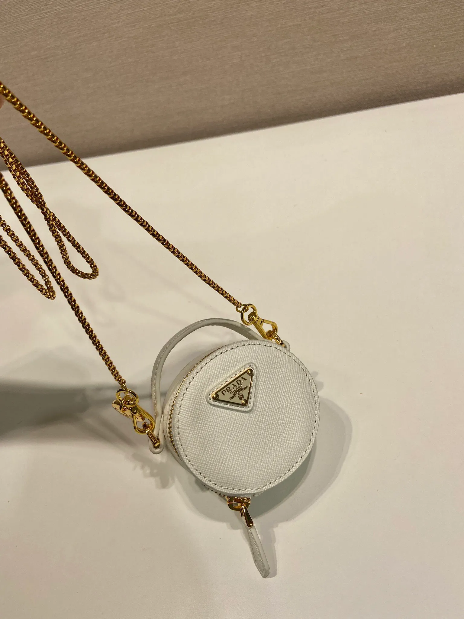 💰960🎉Cross Pattern Small Round Bag🎉1NR023🎉🎉 This round mini bag shows a modern and exquisite silhouette. It is made of cross-grain cowhide, decorated with sparkling metal hardware, and matched with an elegant detachable chain shoulder strap. It is so cute😍The upper body effect is very eye-catching, cute and cool, don’t you be tempted😗😗, beauties, hurry up and get it, it’s so beautiful and cute😋😋 Length 8x height 8x base 3.5cm🎉🎉🎉👏👏👏