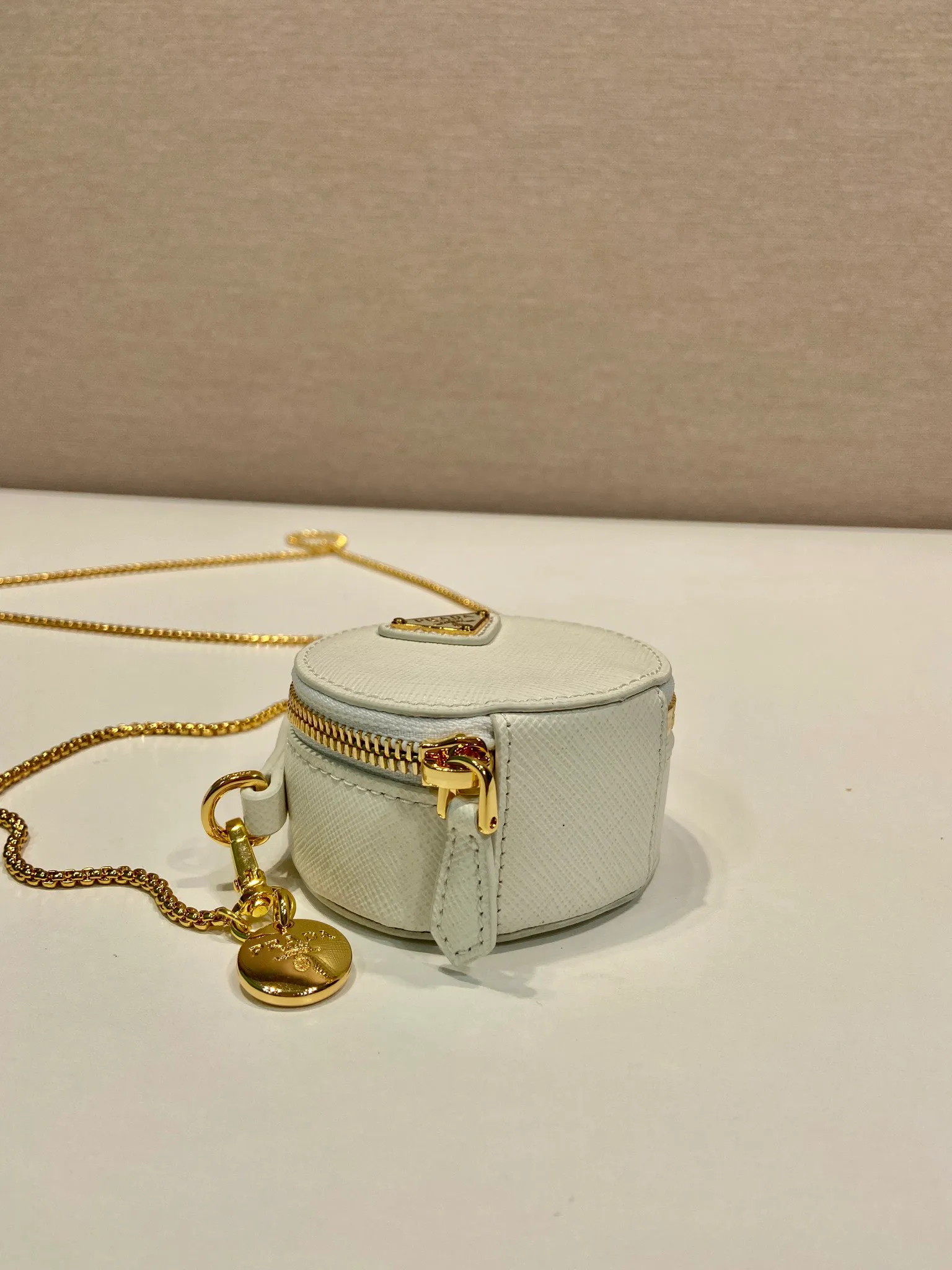 💰960🎉Cross Pattern Small Round Bag🎉1NR023🎉🎉 This round mini bag shows a modern and exquisite silhouette. It is made of cross-grain cowhide, decorated with sparkling metal hardware, and matched with an elegant detachable chain shoulder strap. It is so cute😍The upper body effect is very eye-catching, cute and cool, don’t you be tempted😗😗, beauties, hurry up and get it, it’s so beautiful and cute😋😋 Length 8x height 8x base 3.5cm🎉🎉🎉👏👏👏
