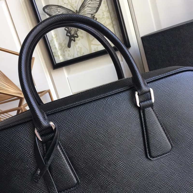 💰In 2000, P’s men’s bag comes out with a new style, VS0363B black, the latest men’s style, original item, imported thick cross pattern, full leather inside and outside, 175 OEM code, length 37X height 28x6cm, price is subject to change