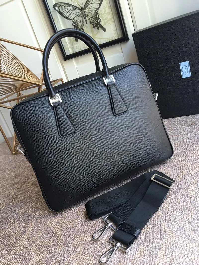 💰In 2000, P’s men’s bag comes out with a new style, VS0363B black, the latest men’s style, original item, imported thick cross pattern, full leather inside and outside, 175 OEM code, length 37X height 28x6cm, price is subject to change