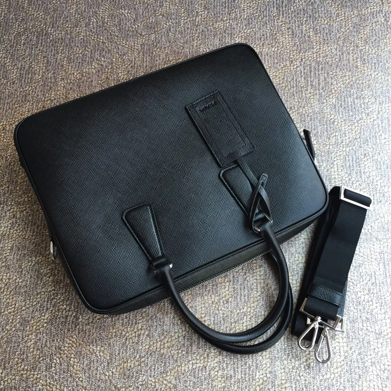 💰In 2000, P’s men’s bag comes out with a new style, VS0363B black, the latest men’s style, original item, imported thick cross pattern, full leather inside and outside, 175 OEM code, length 37X height 28x6cm, price is subject to change