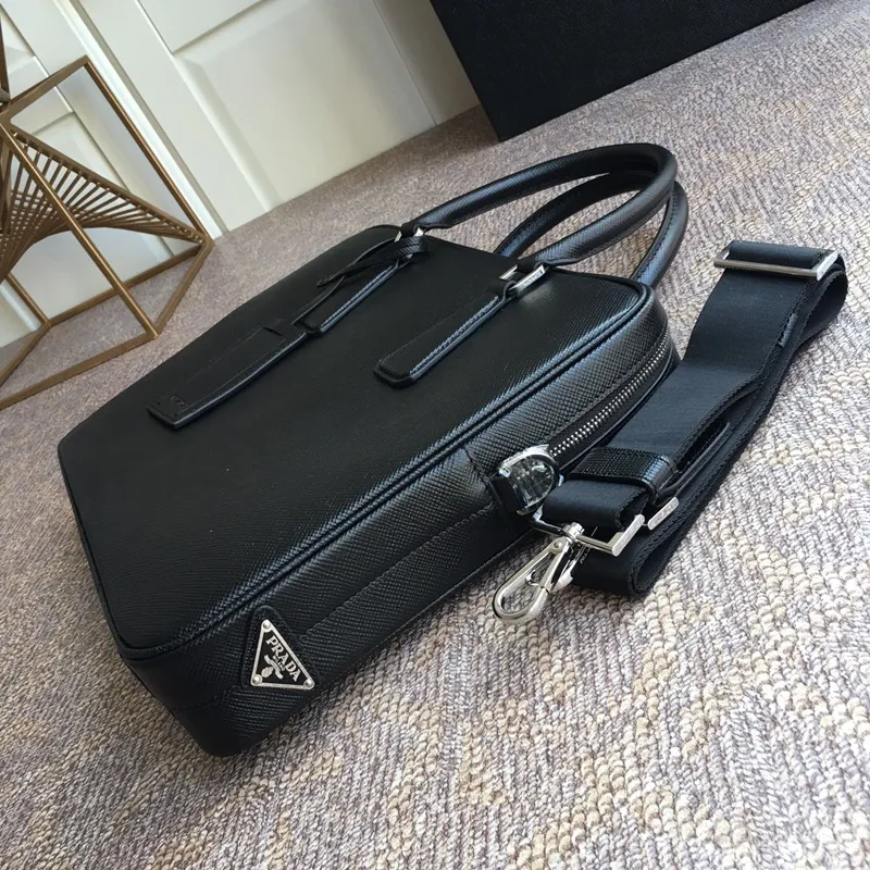 💰In 2000, P’s men’s bag comes out with a new style, VS0363B black, the latest men’s style, original item, imported thick cross pattern, full leather inside and outside, 175 OEM code, length 37X height 28x6cm, price is subject to change