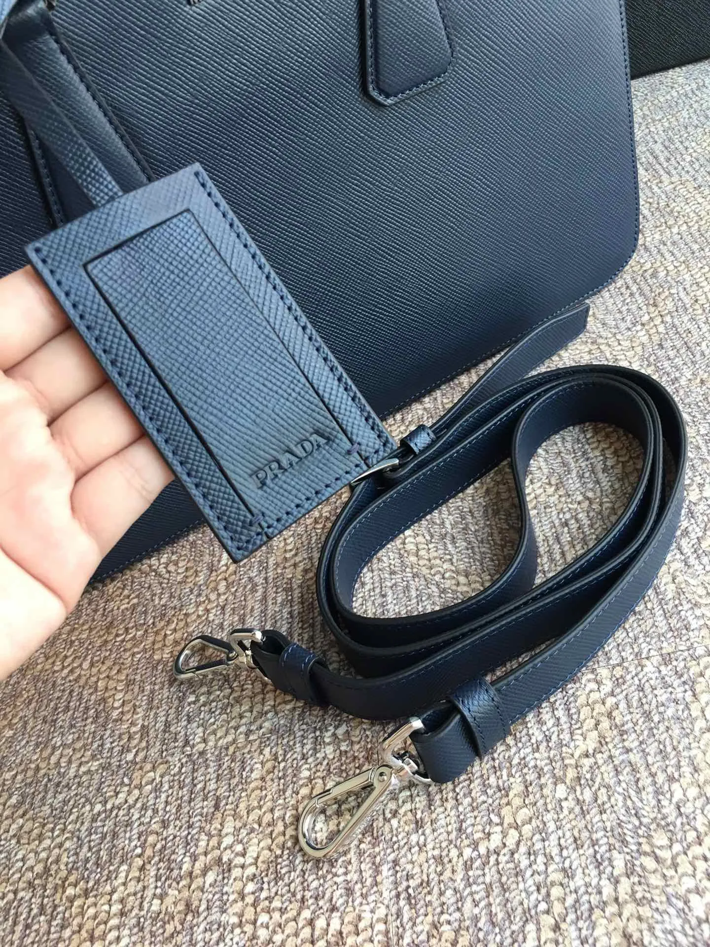 💰2160, P Jiachui's new men's bag, 2VE366B - gun-color loose lettering watch, original item, imported thick cross pattern, double-layer compartment, practical [strong][strong][strong], 175 OEM code, length 36x height 28cm