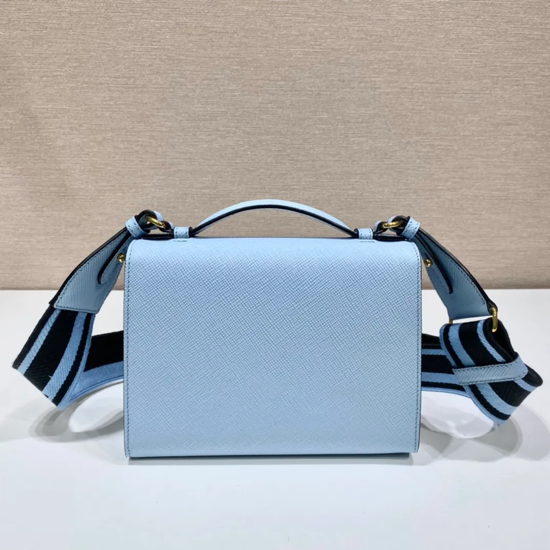 💰1660🎉New cross-body bag🎉1BD317🎉🎉 This Saffiano leather Monochrome handbag is beautifully designed with the iconic logo in the same color effect. Simple and elegant lines define the style of the bag. What I love most is this fabric embroidered shoulder strap😘It can be detachable and matched with other bags. It can be carried hand-held or crossbody👏👏I love it so much😘The contrasting color logo embroidery makes the brand style clearly visible. Simple and elegant, hurry up and get it🎉🎉 Length 21x Height 14x Bottom 6.5cm🎉🎉🎉💰💰💰