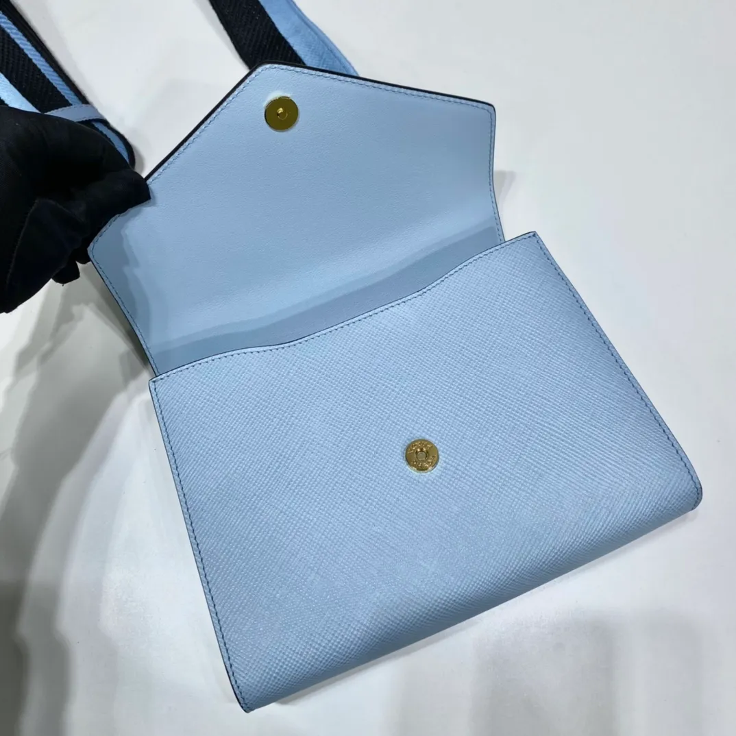 💰1660🎉New cross-body bag🎉1BD317🎉🎉 This Saffiano leather Monochrome handbag is beautifully designed with the iconic logo in the same color effect. Simple and elegant lines define the style of the bag. What I love most is this fabric embroidered shoulder strap😘It can be detachable and matched with other bags. It can be carried hand-held or crossbody👏👏I love it so much😘The contrasting color logo embroidery makes the brand style clearly visible. Simple and elegant, hurry up and get it🎉🎉 Length 21x Height 14x Bottom 6.5cm🎉🎉🎉💰💰💰