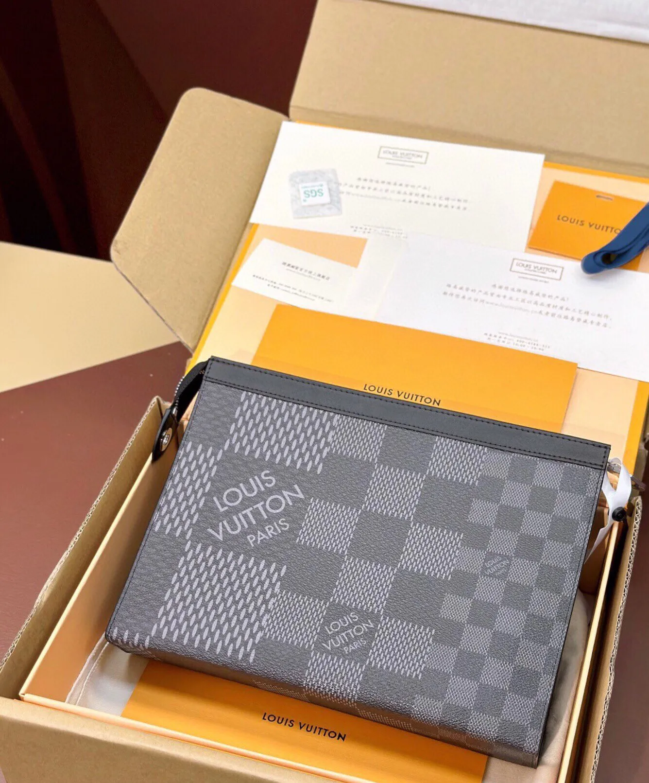 P¥320👉nfc163C01 dynamic chip version👈 [Top original order, all steel hardware] N60444 POCHETTE VOYAGE clutch bag! This Pochette Voyage clutch is crafted from Damier Graphite 3D canvas, a contemporary interpretation of Louis Vuitton's signature check. The large compartments and card slots are convenient for storing travel documents and daily needs. It can be used with a suitcase to keep your travels organized. Detailed Features 27 x 21 x 6 cm, (Length x Height x Width) Damier Graphite 3D coated canvas, cowhide leather trim, textile lining, hardware, zipper closure, interior slip pocket, card compartment, Made in one of France, Spain, Italy and the United States