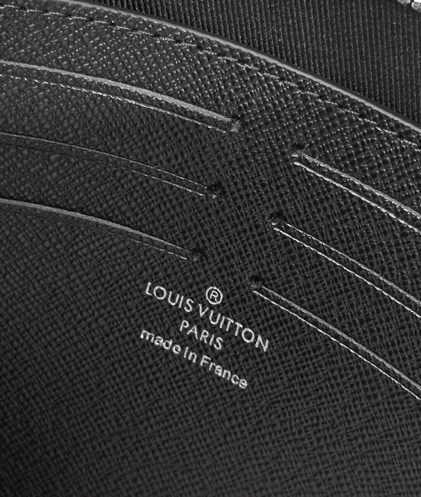 P¥320👉nfc163C01 dynamic chip version👈 [Top original order, all steel hardware] N60444 POCHETTE VOYAGE clutch bag! This Pochette Voyage clutch is crafted from Damier Graphite 3D canvas, a contemporary interpretation of Louis Vuitton's signature check. The large compartments and card slots are convenient for storing travel documents and daily needs. It can be used with a suitcase to keep your travels organized. Detailed Features 27 x 21 x 6 cm, (Length x Height x Width) Damier Graphite 3D coated canvas, cowhide leather trim, textile lining, hardware, zipper closure, interior slip pocket, card compartment, Made in one of France, Spain, Italy and the United States