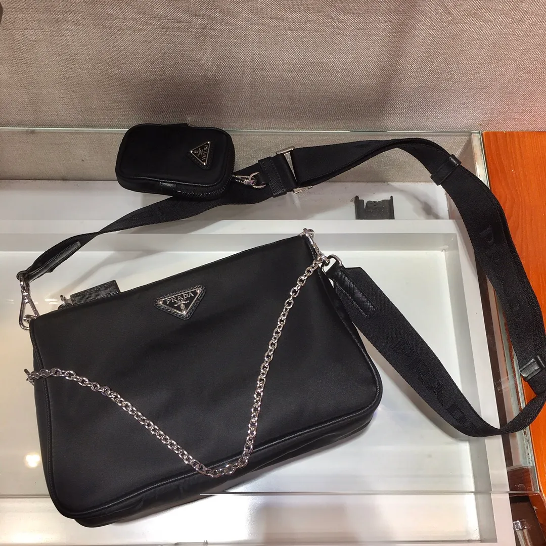 💰1000🎉New model🎉Arrived😘😘Model No. 2VH113😘😘Internet celebrity handsome guys and beautiful girl group are crazy about planting and taking the fashion circle by storm. Three-in-one new model is out! 👏👏The design of this three-in-one bag is great👍👍One bag can be used for two purposes👍👍The handle has been replaced by a chain, and it is also equipped with a long shoulder strap. What I love most is that the shoulder strap also has a small pendant (small bag), which can also be hung with other bags and pants as accessories 🙊🙊Normally, it can be matched with various clothes Question😘😘Babies, hurry up and get it, it’s for men and women, it’s so handsome🙊🙊Length 24x Height 18.5x Bottom 6