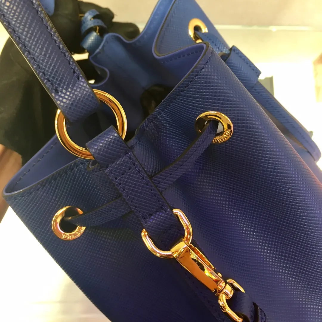 💰1700🎉Exclusive debut🎉, new 1BZ032 bucket bag😘😘, original item👍👍made of imported thick cross-grain cowhide, top-grade hardware, leather handbag, adjustable detachable long shoulder strap, drawstring bag mouth. Simple and fashionable, it is a bucket bag that ladies need and will never go out of style🙈🙈Length 22x Height 22x Bottom 14cm👍👍👍