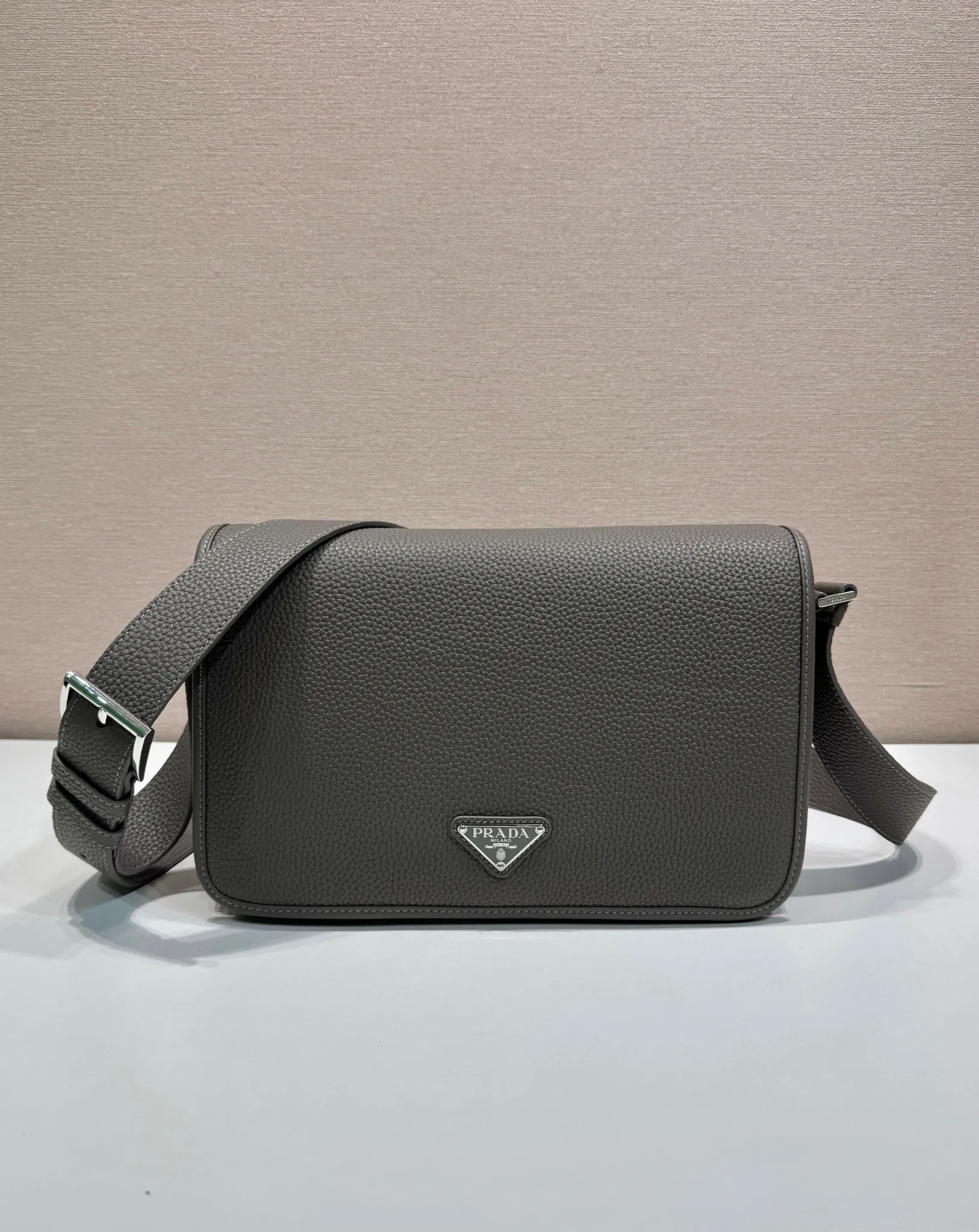 💰1800🎉New Messenger Bag🎉2VD075🎉🎉 Featuring a sleek design, this sophisticated and versatile shoulder bag is made of soft cow leather with a natural-touch finish. Smooth details emphasize the simple silhouette, adjustable leather shoulder straps, magnetic buckle flip design, the upper body effect is fashionable and grand, handsome guys, it is worth owning, get it now 🎉Length 30x Height 20x Bottom 9cm🎉🎉🎉💰💰💰