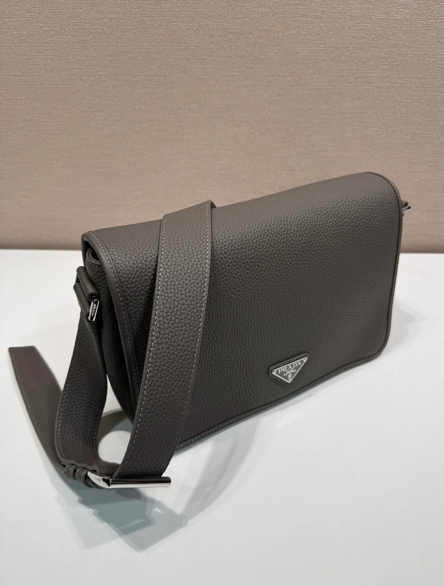 💰1800🎉New Messenger Bag🎉2VD075🎉🎉 Featuring a sleek design, this sophisticated and versatile shoulder bag is made of soft cow leather with a natural-touch finish. Smooth details emphasize the simple silhouette, adjustable leather shoulder straps, magnetic buckle flip design, the upper body effect is fashionable and grand, handsome guys, it is worth owning, get it now 🎉Length 30x Height 20x Bottom 9cm🎉🎉🎉💰💰💰