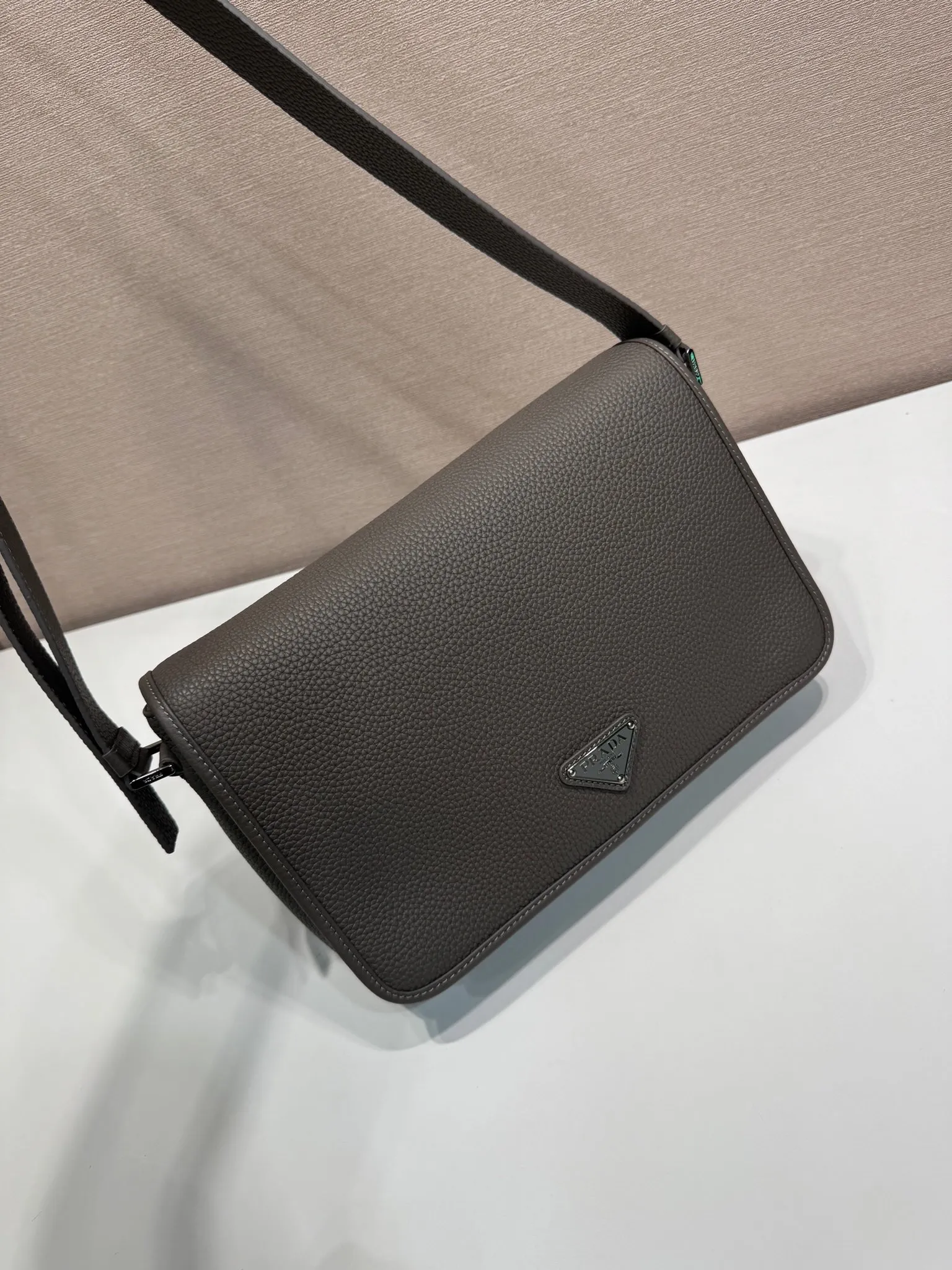 💰1800🎉New Messenger Bag🎉2VD075🎉🎉 Featuring a sleek design, this sophisticated and versatile shoulder bag is made of soft cow leather with a natural-touch finish. Smooth details emphasize the simple silhouette, adjustable leather shoulder straps, magnetic buckle flip design, the upper body effect is fashionable and grand, handsome guys, it is worth owning, get it now 🎉Length 30x Height 20x Bottom 9cm🎉🎉🎉💰💰💰