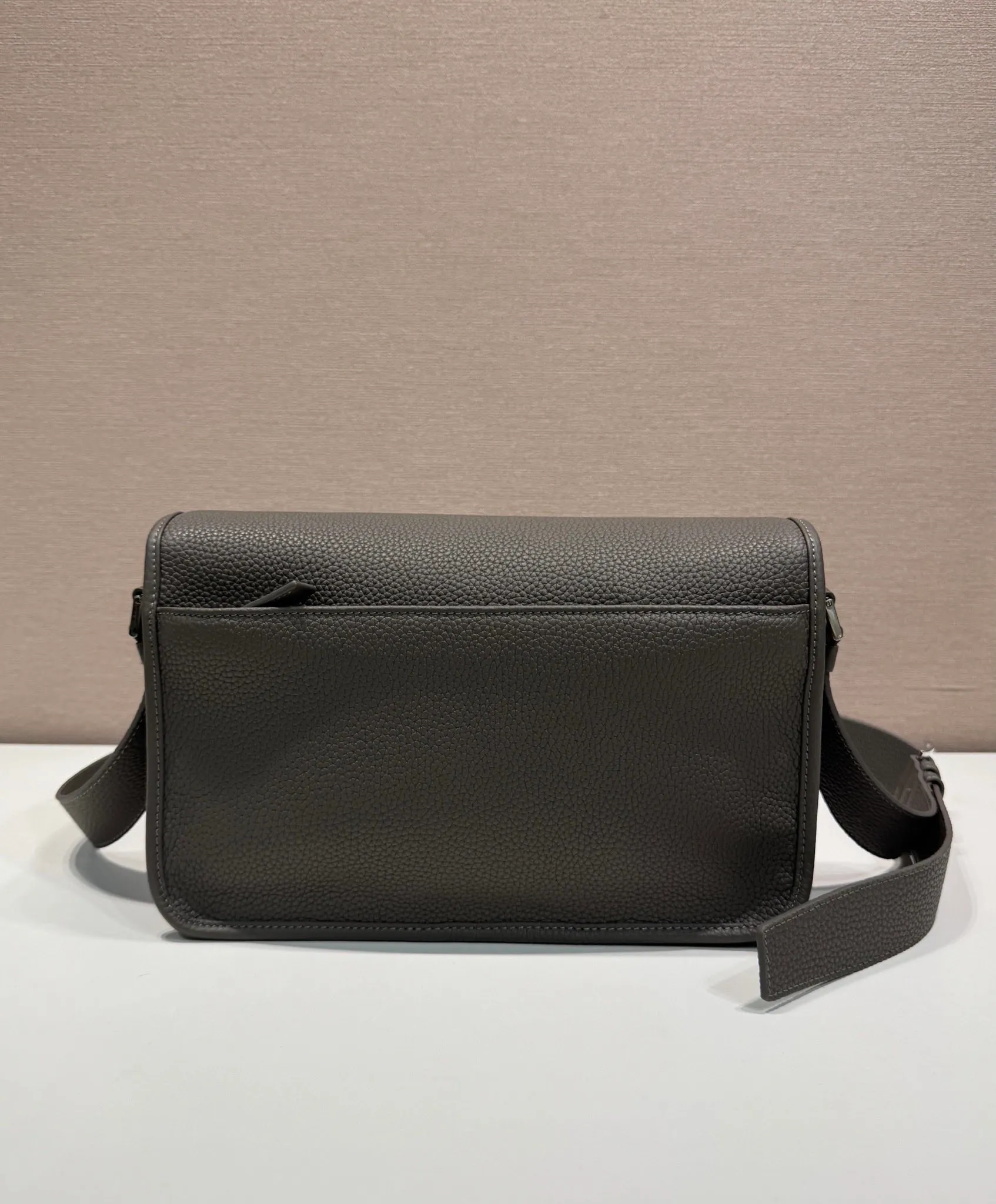 💰1800🎉New Messenger Bag🎉2VD075🎉🎉 Featuring a sleek design, this sophisticated and versatile shoulder bag is made of soft cow leather with a natural-touch finish. Smooth details emphasize the simple silhouette, adjustable leather shoulder straps, magnetic buckle flip design, the upper body effect is fashionable and grand, handsome guys, it is worth owning, get it now 🎉Length 30x Height 20x Bottom 9cm🎉🎉🎉💰💰💰
