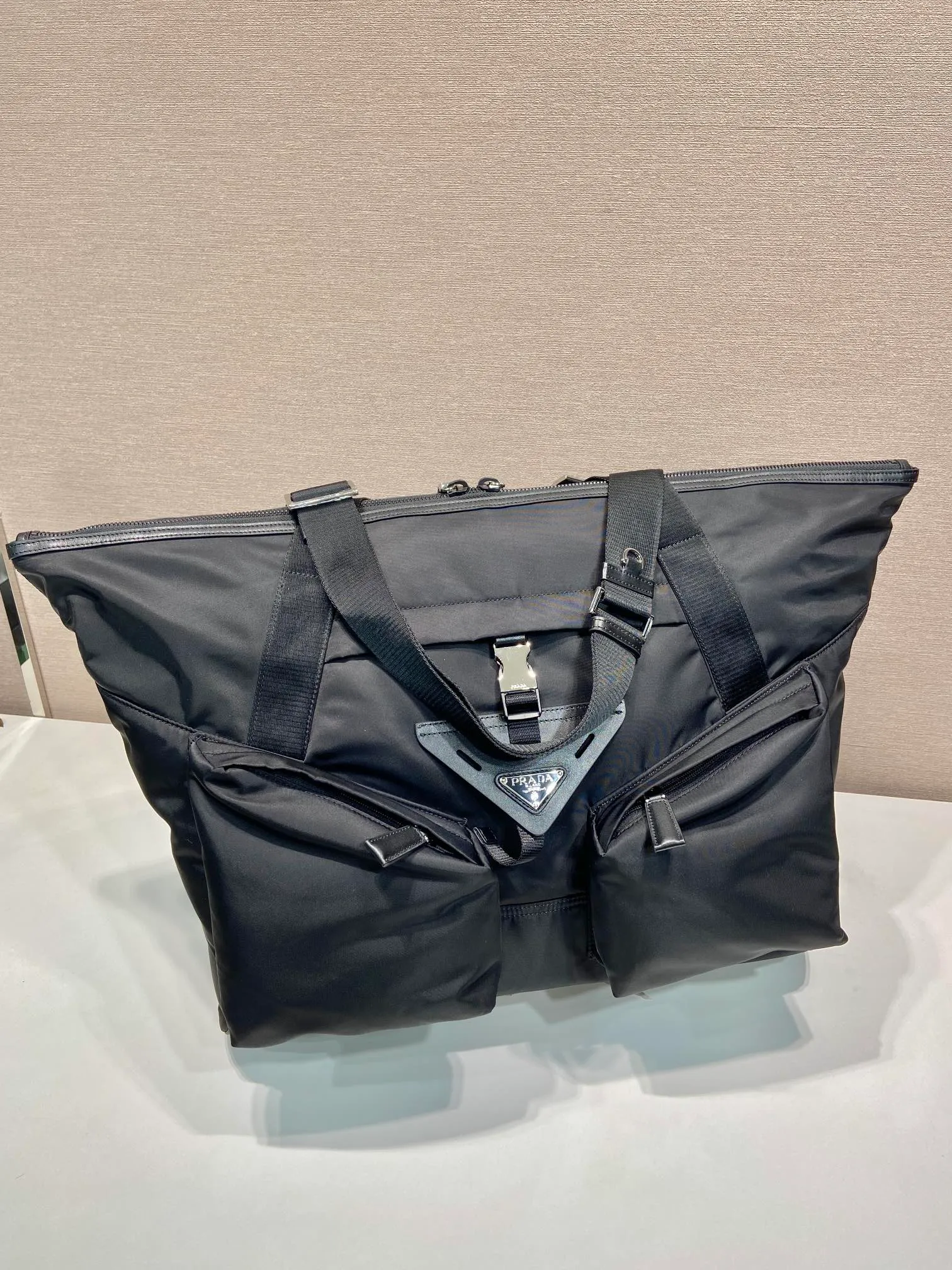 💰1520🎉New travel bag🎉2VC040🎉🎉 This travel bag is made of imported nylon fabric. Generously spacious, it features adjustable handles, large cargo side and center pockets, side buckles and the signature enameled triangle metal logo. Paired with trim, it's versatile and casual for a contemporary appeal. Lightweight and practical, it is also a popular style that will never go out of style. Length 45x height 29x bottom 25cm